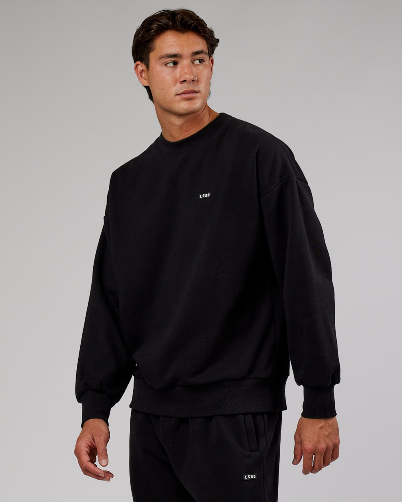 Model wearing Iconic Sweater Oversize - Black