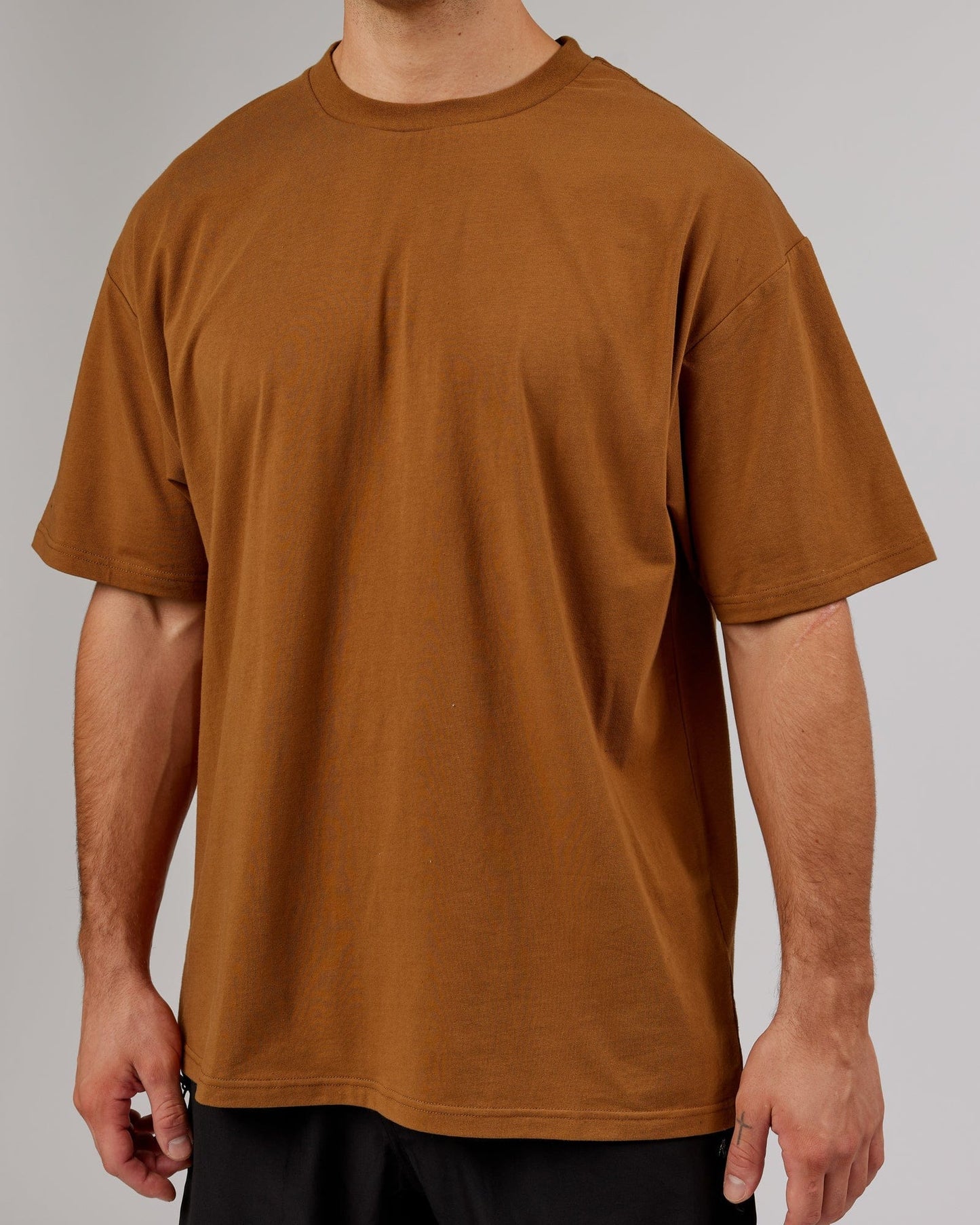 Model wearing LTRD FLXCotton Tee Oversize - Camel