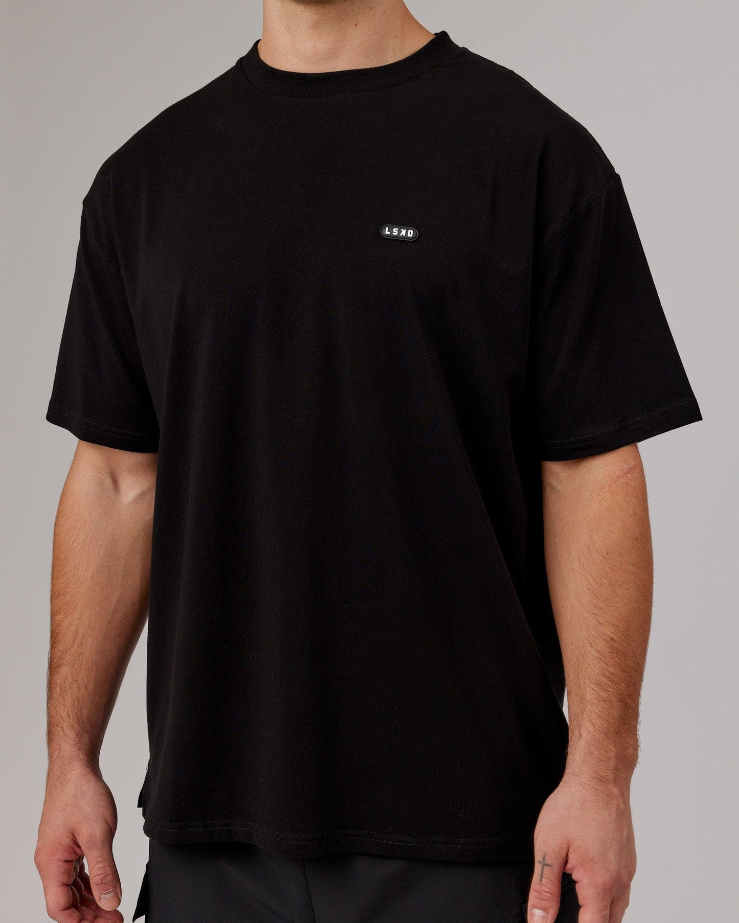 Model wearing Capsule FLXCotton Tee Oversize - Black