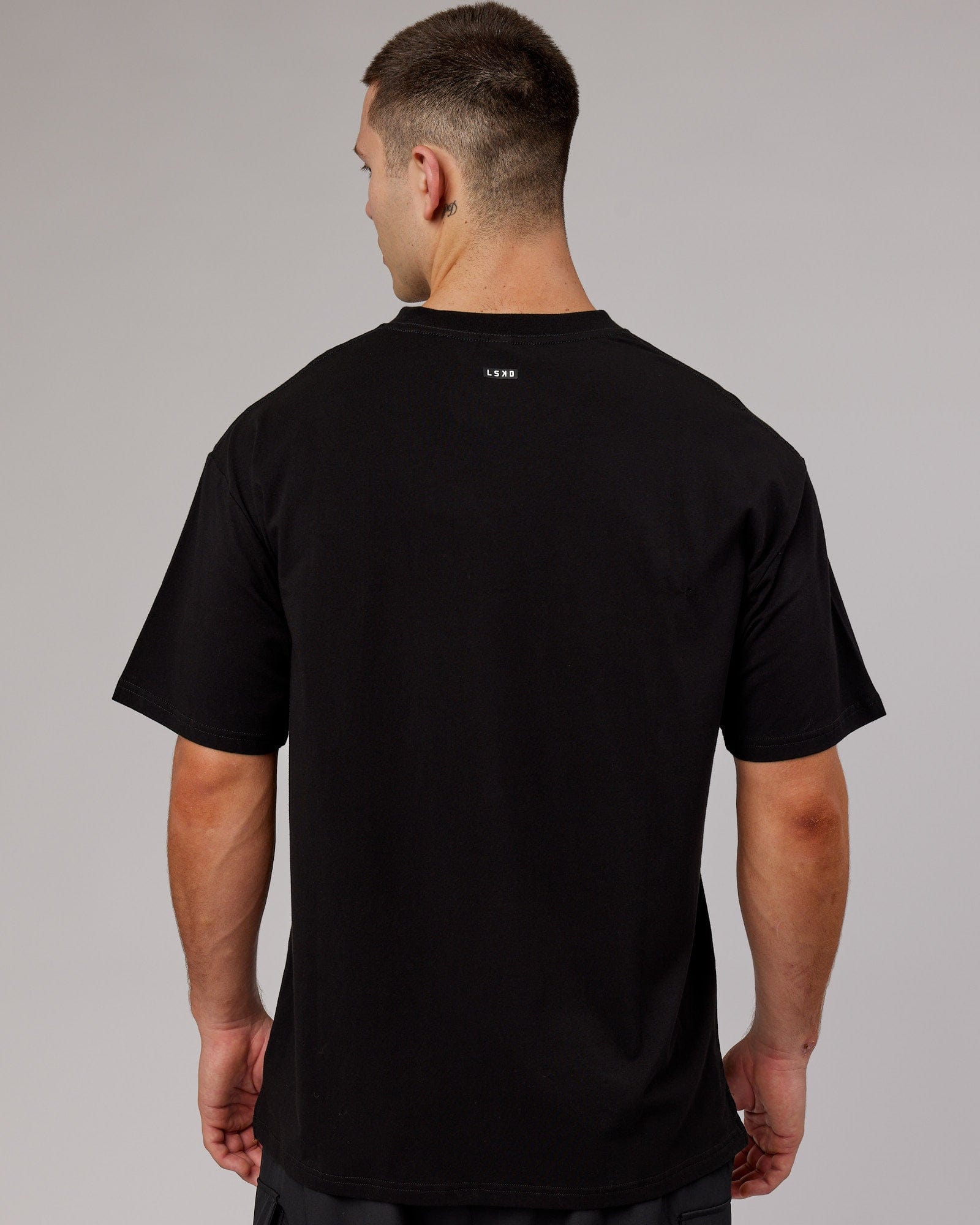 Model wearing Capsule FLXCotton Tee Oversize - Black