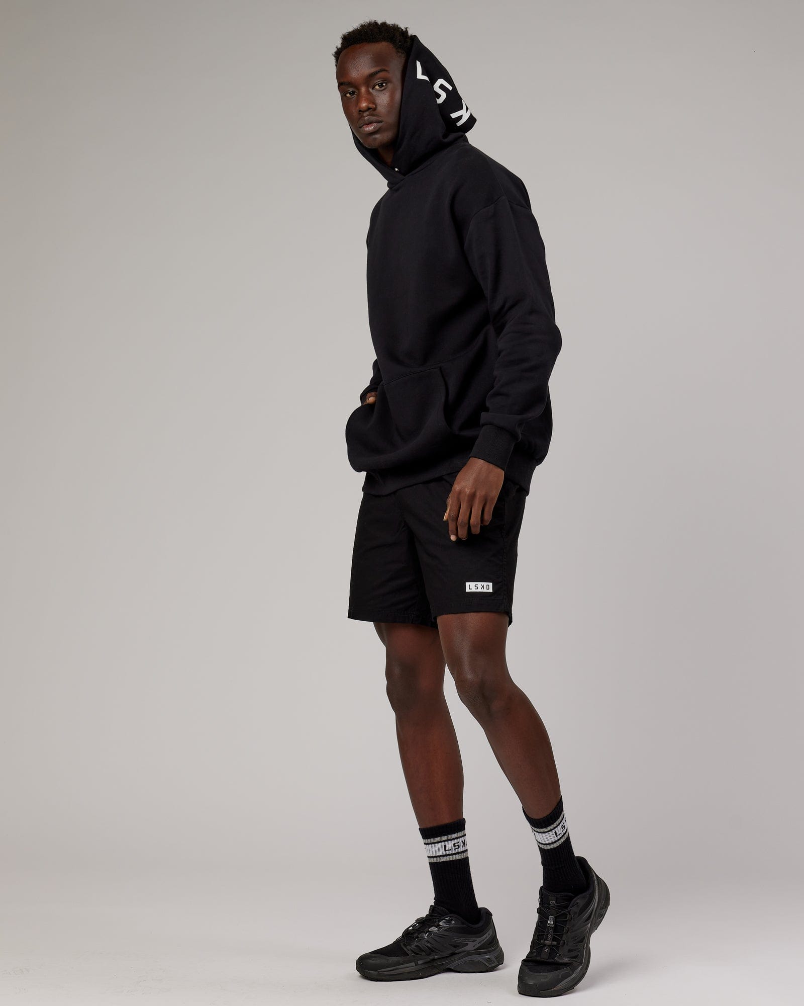 Model wearing Linear Hoodie Oversize - Black