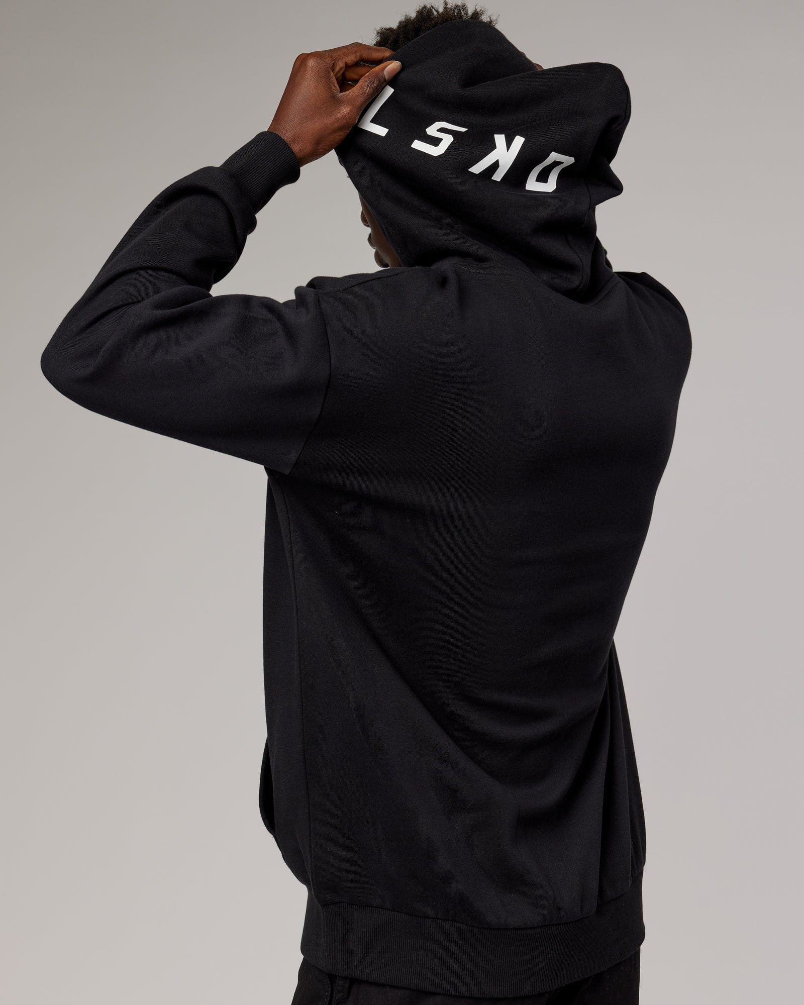 Model wearing Linear Hoodie Oversize - Black