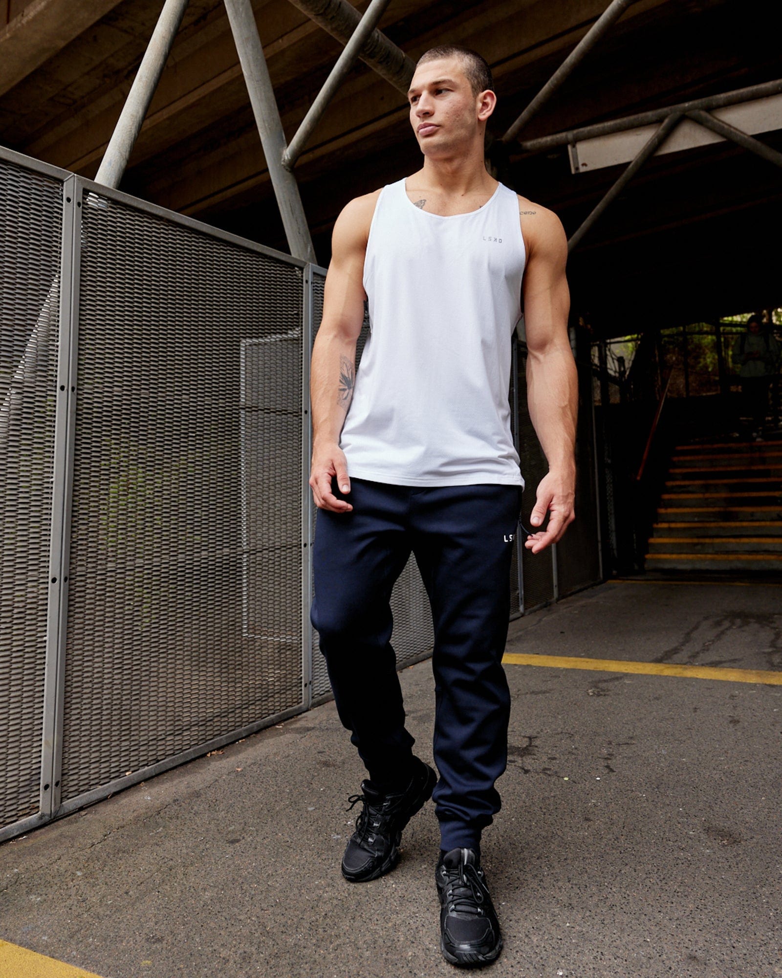 Model wearing Perform VapourFLX Tank - White Marl