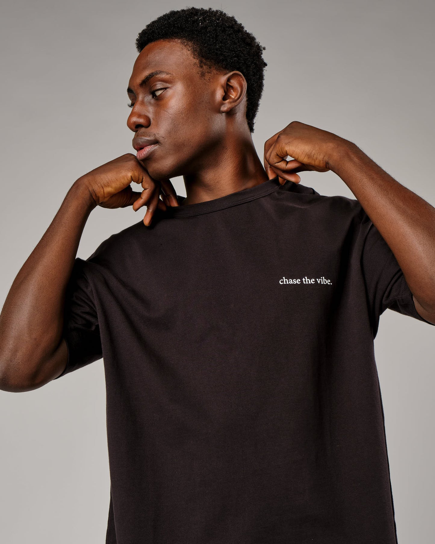 Model wearing Taylor Tee Oversize - Black