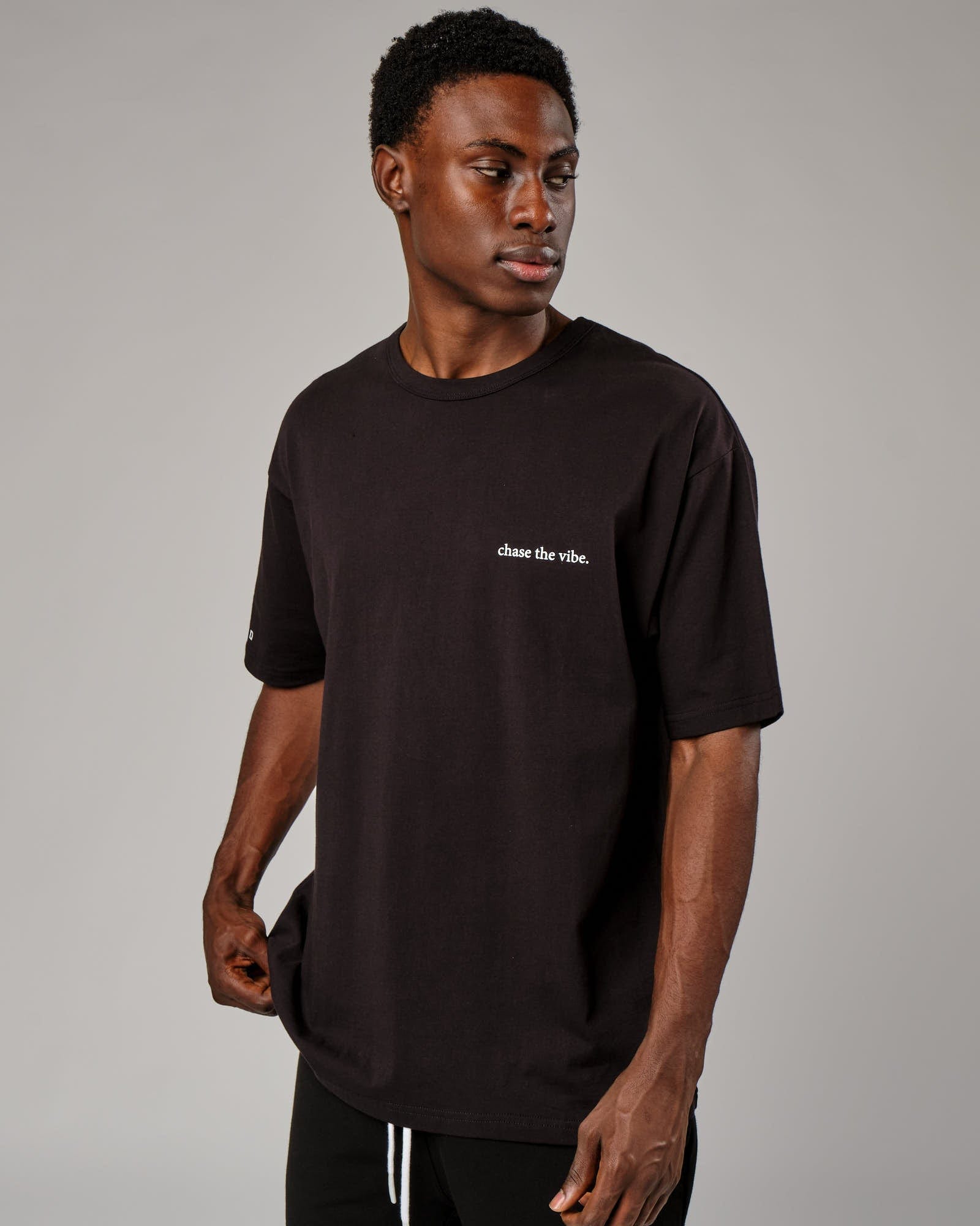 Model wearing Taylor Tee Oversize - Black