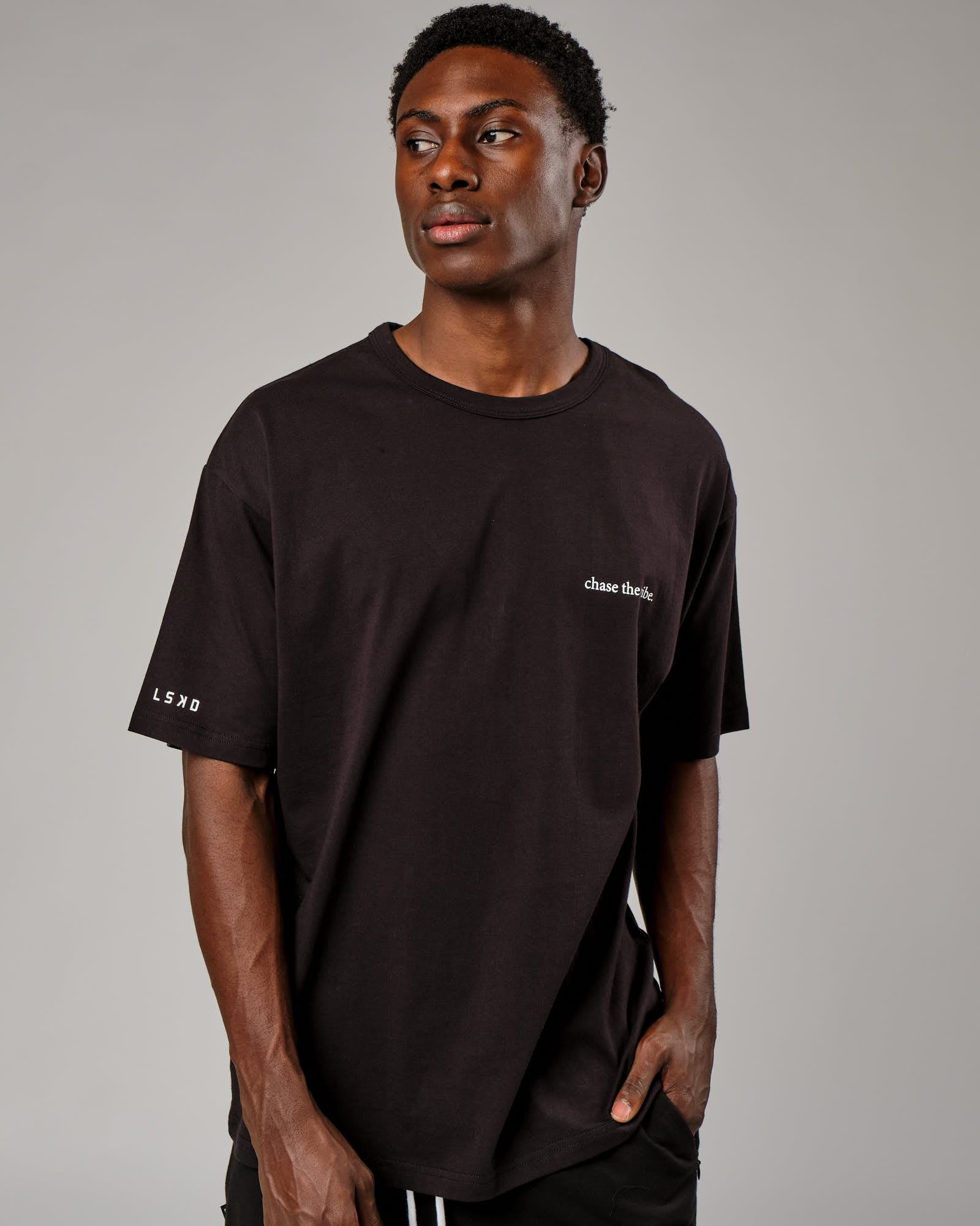 Model wearing Taylor Tee Oversize - Black