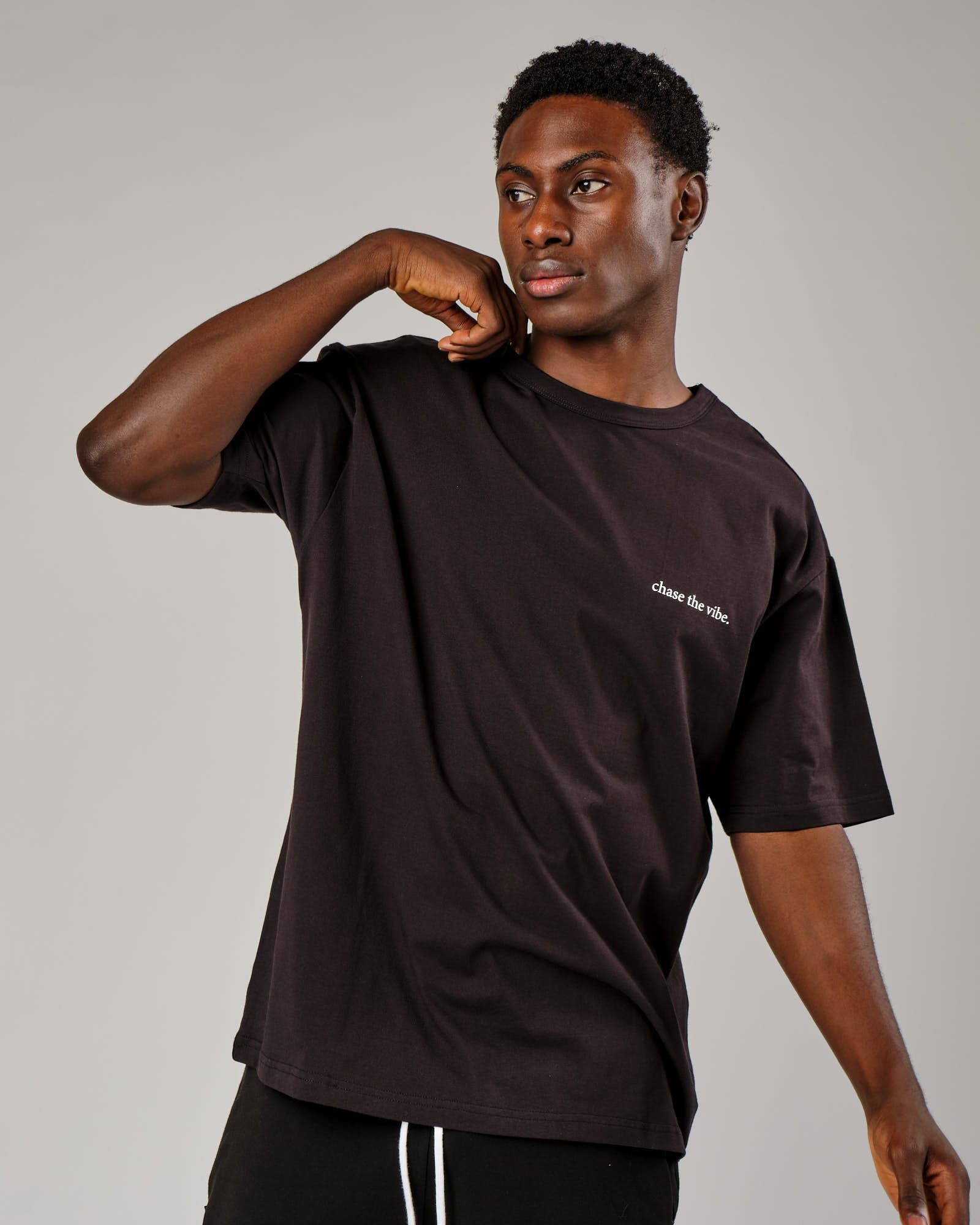 Model wearing Taylor Tee Oversize - Black