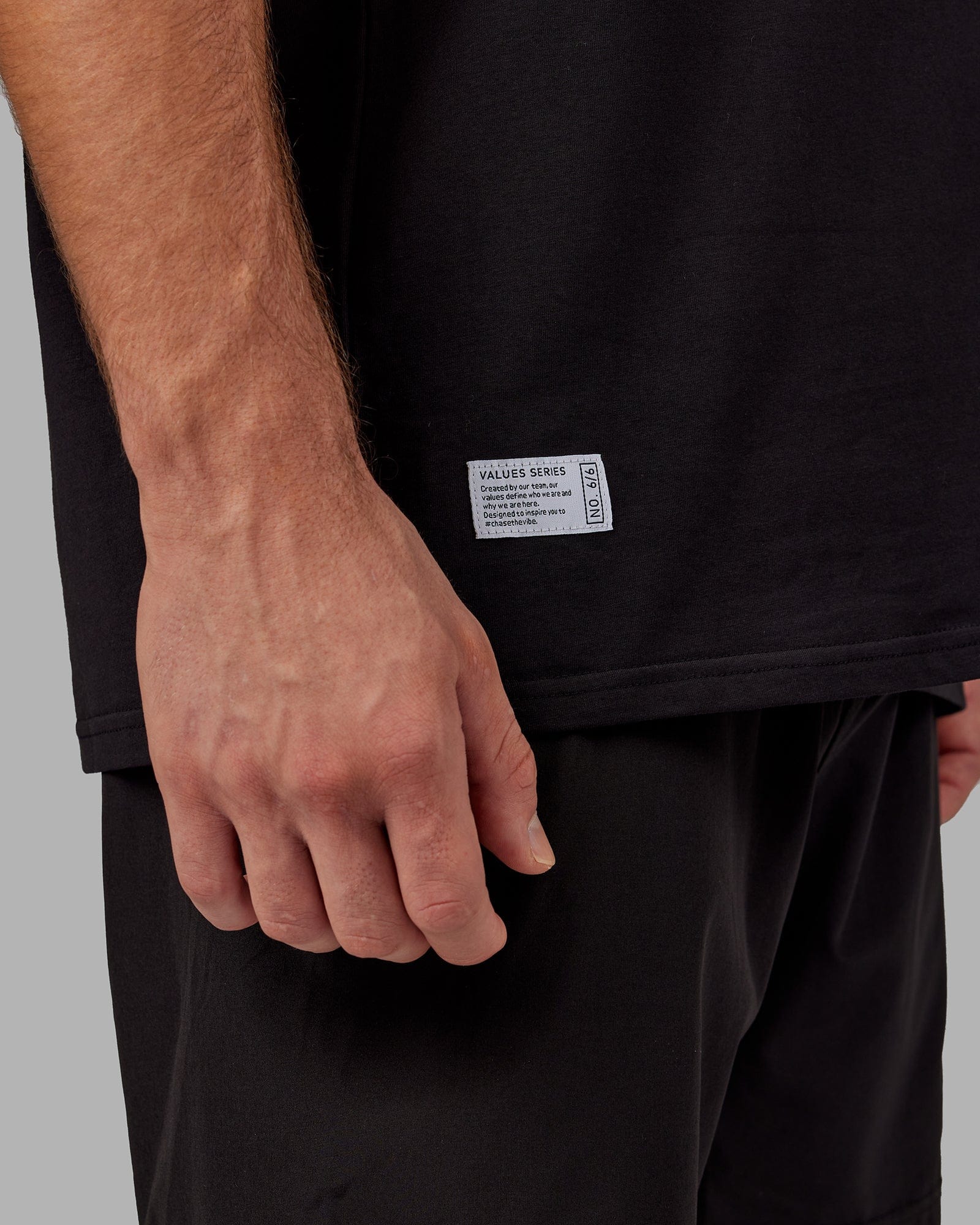 Model wearing VS6 FLXCotton Tee Oversize - Black-White