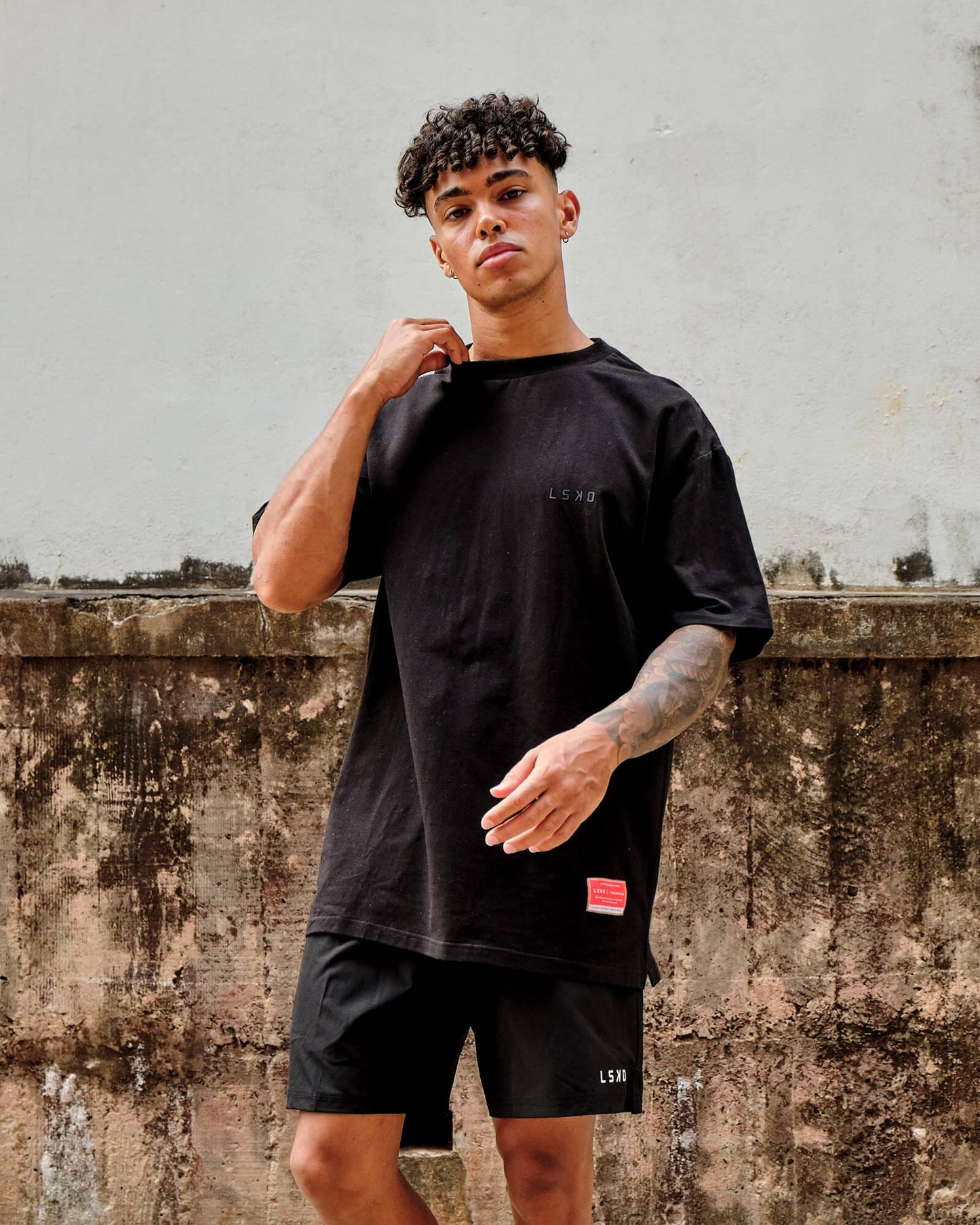 Model wearing Unisex Authentic Tee Oversize - Black