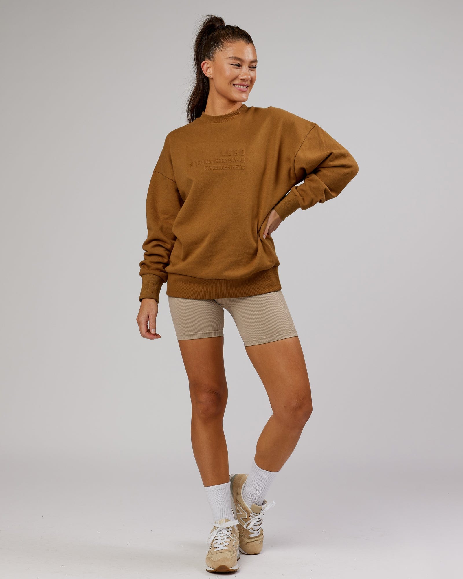 Model wearing Unisex Ultimate Comfort Sweater Oversize - Camel