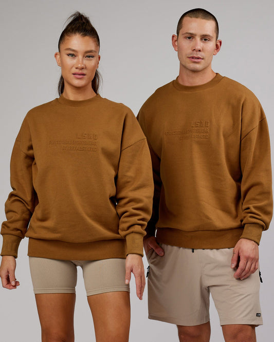 Model wearing Unisex Ultimate Comfort Sweater Oversize - Camel