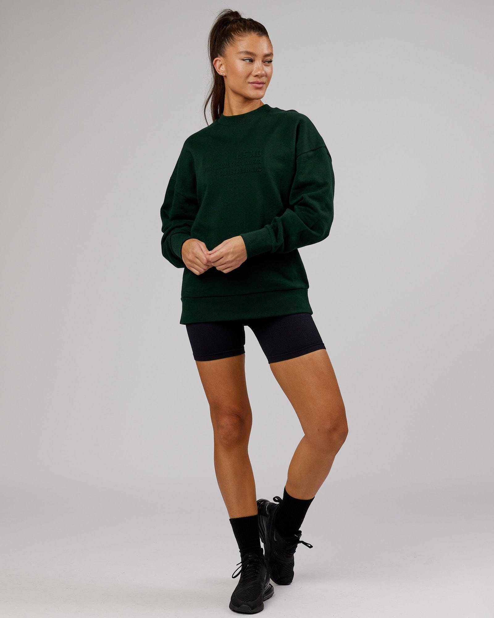 Model wearing Unisex Ultimate Comfort Sweater Oversize - Forest