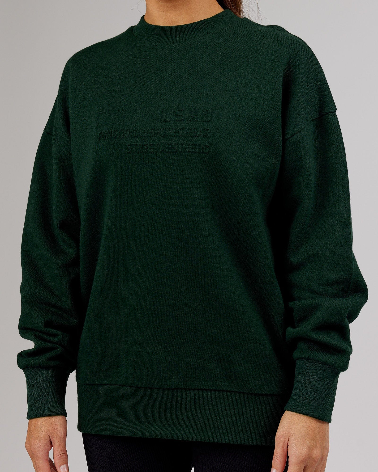 Model wearing Unisex Ultimate Comfort Sweater Oversize - Forest