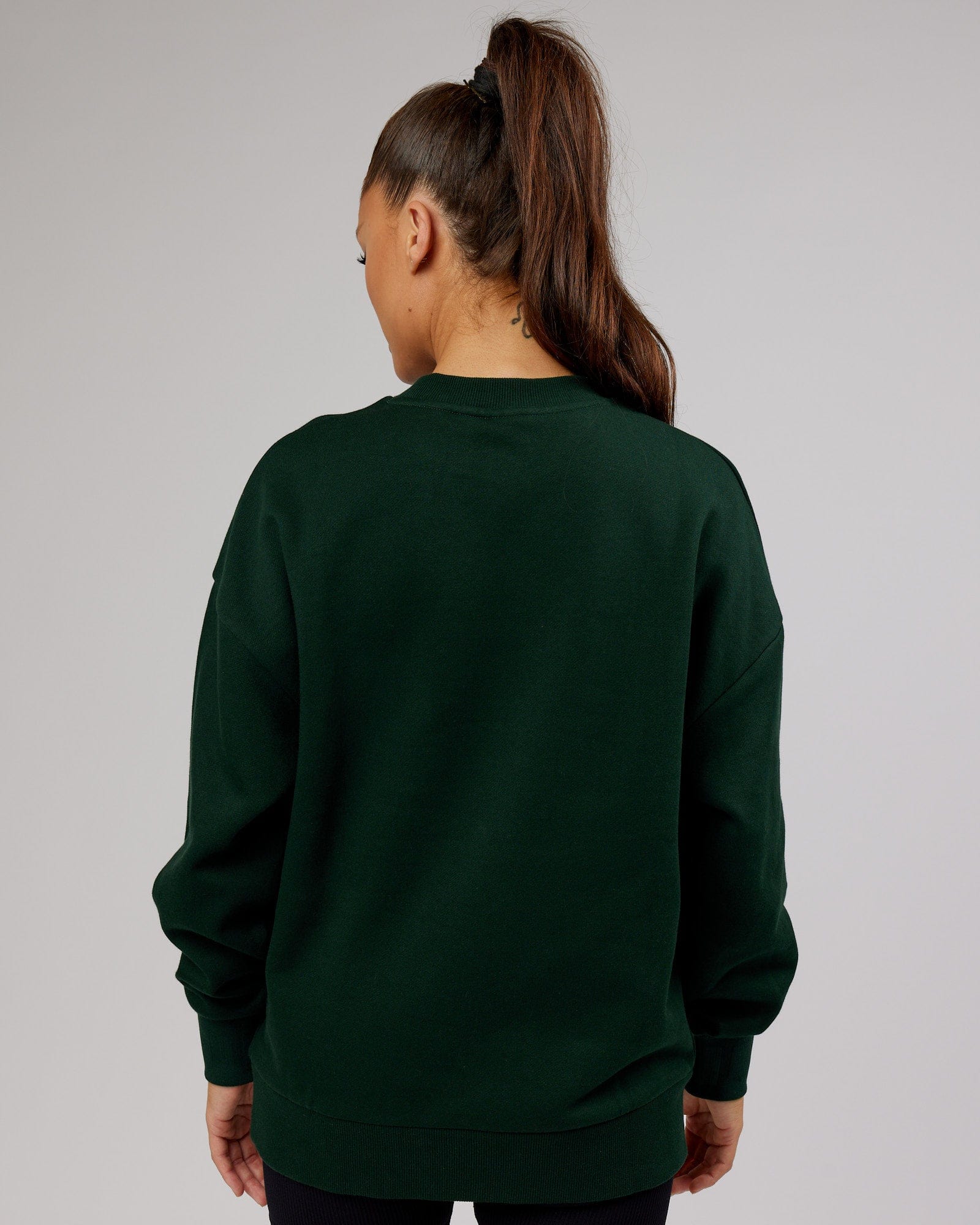Model wearing Unisex Ultimate Comfort Sweater Oversize - Forest