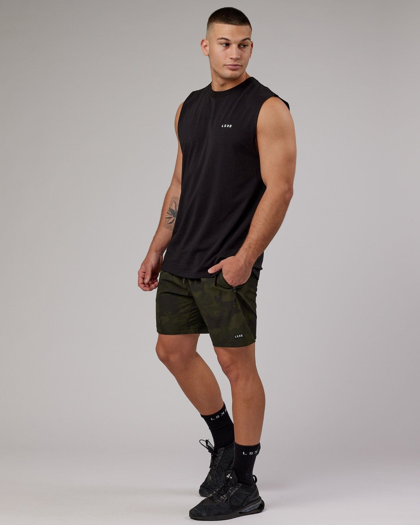 Model wearing VS5 FLXCotton Tank Oversize - Black