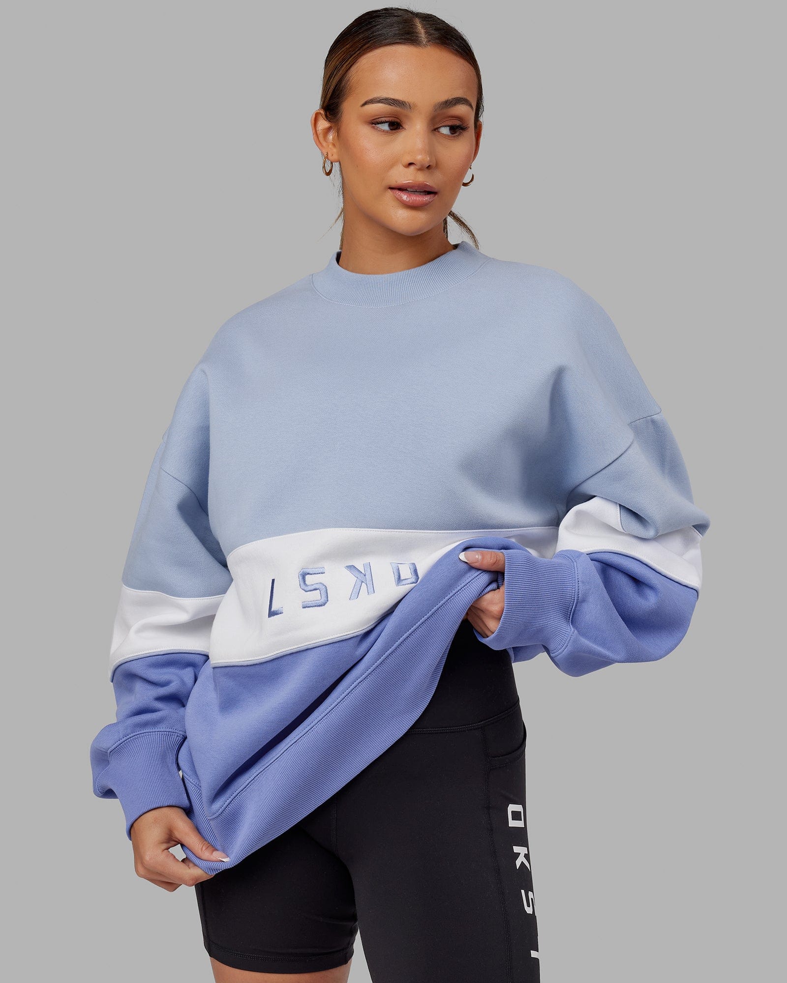 Model wearing Extra Time Sweater Oversize - Cornflower Blue-White