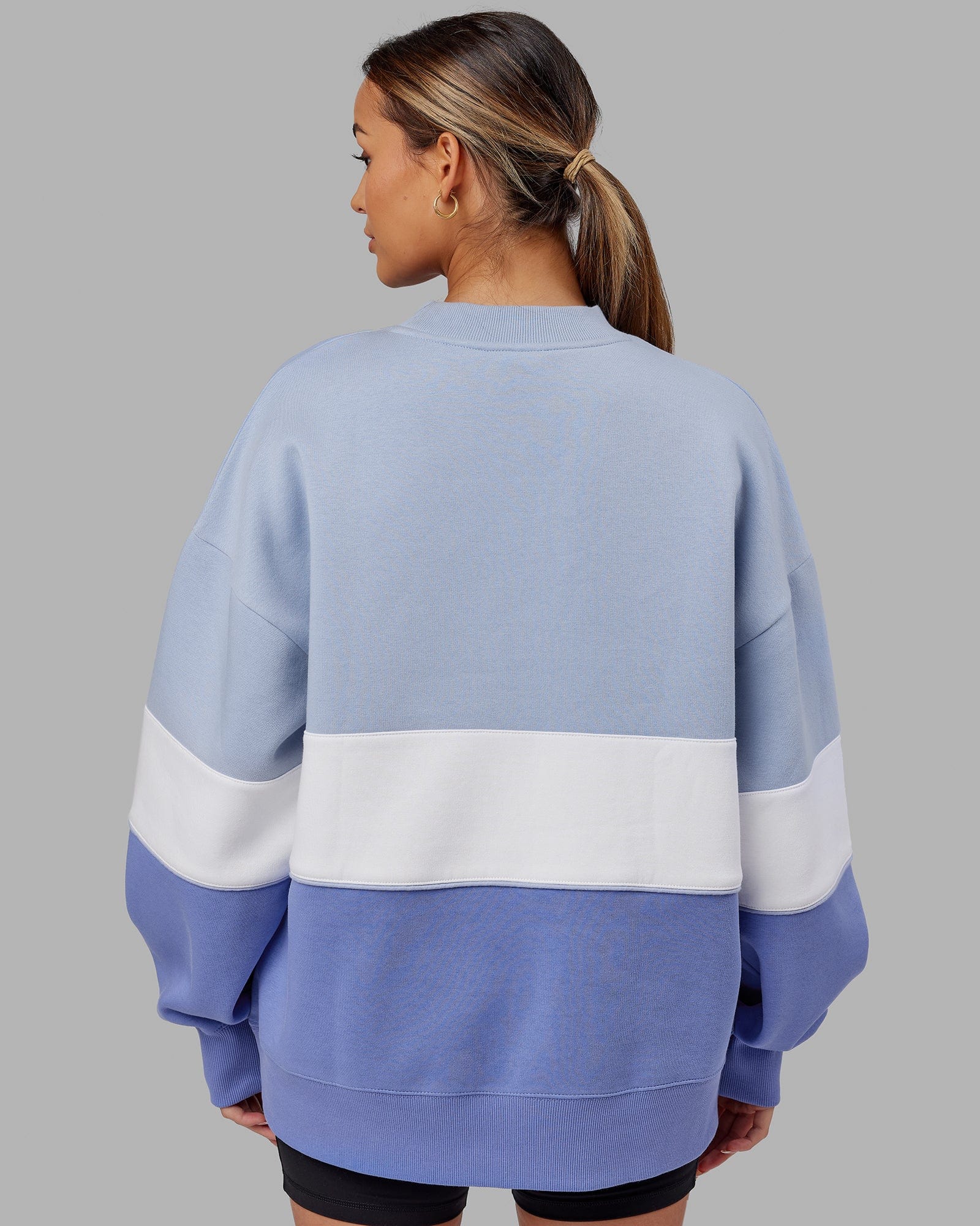 Model wearing Extra Time Sweater Oversize - Cornflower Blue-White