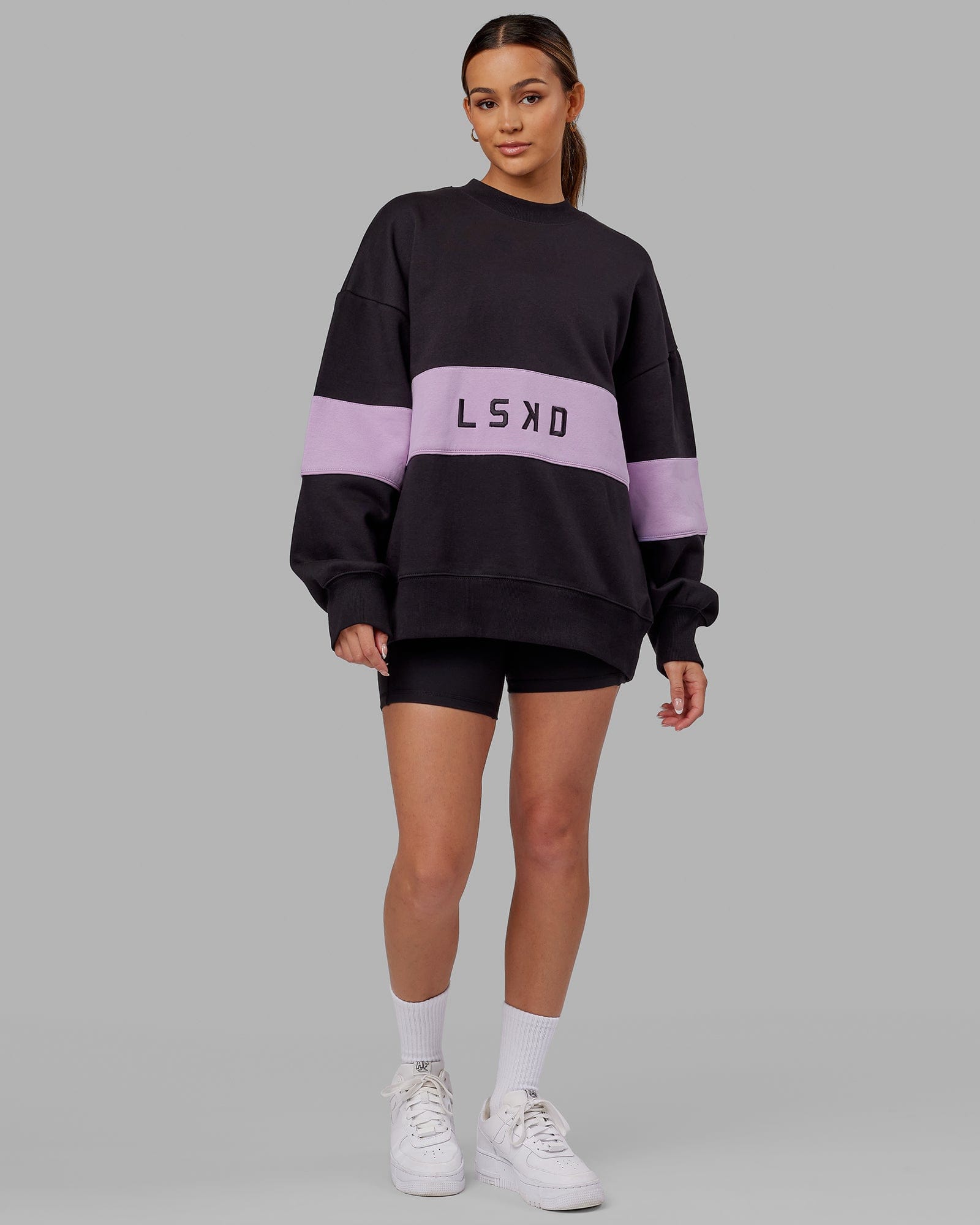 Model wearing Extra Time Sweater Oversize - Black-Pale Lilac