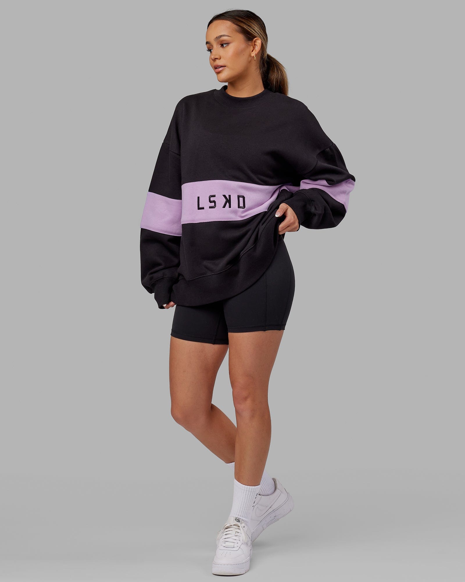 Model wearing Extra Time Sweater Oversize - Black-Pale Lilac
