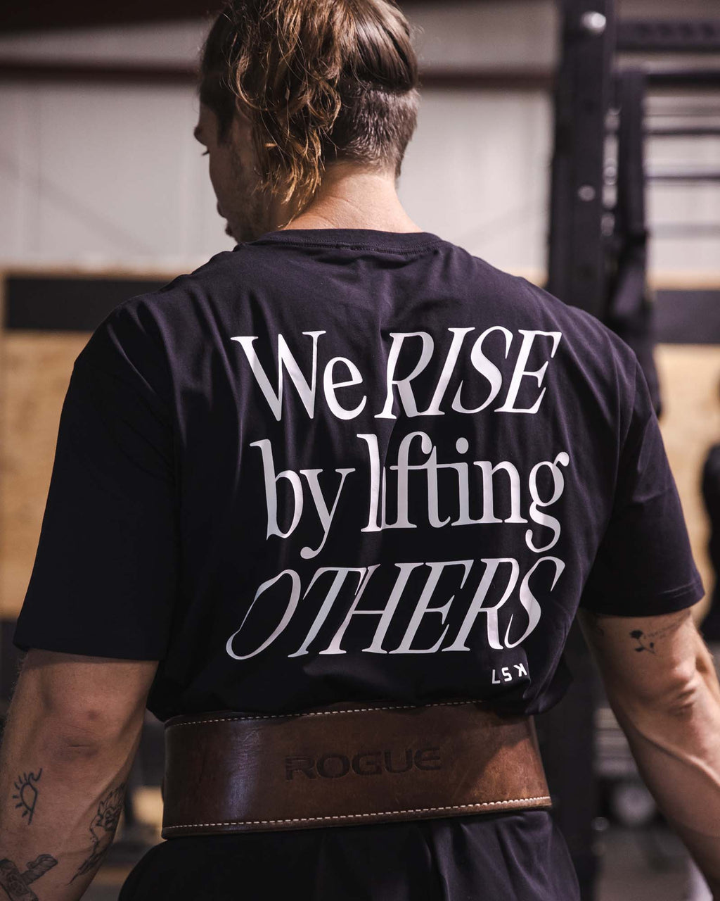 Man wearing Unisex Lift-Up FLXCotton Tee Oversize - Black-White