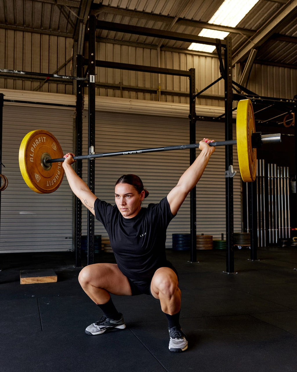 Woman wearing Unisex VS5 FLXCotton Tee Oversize - Black-White