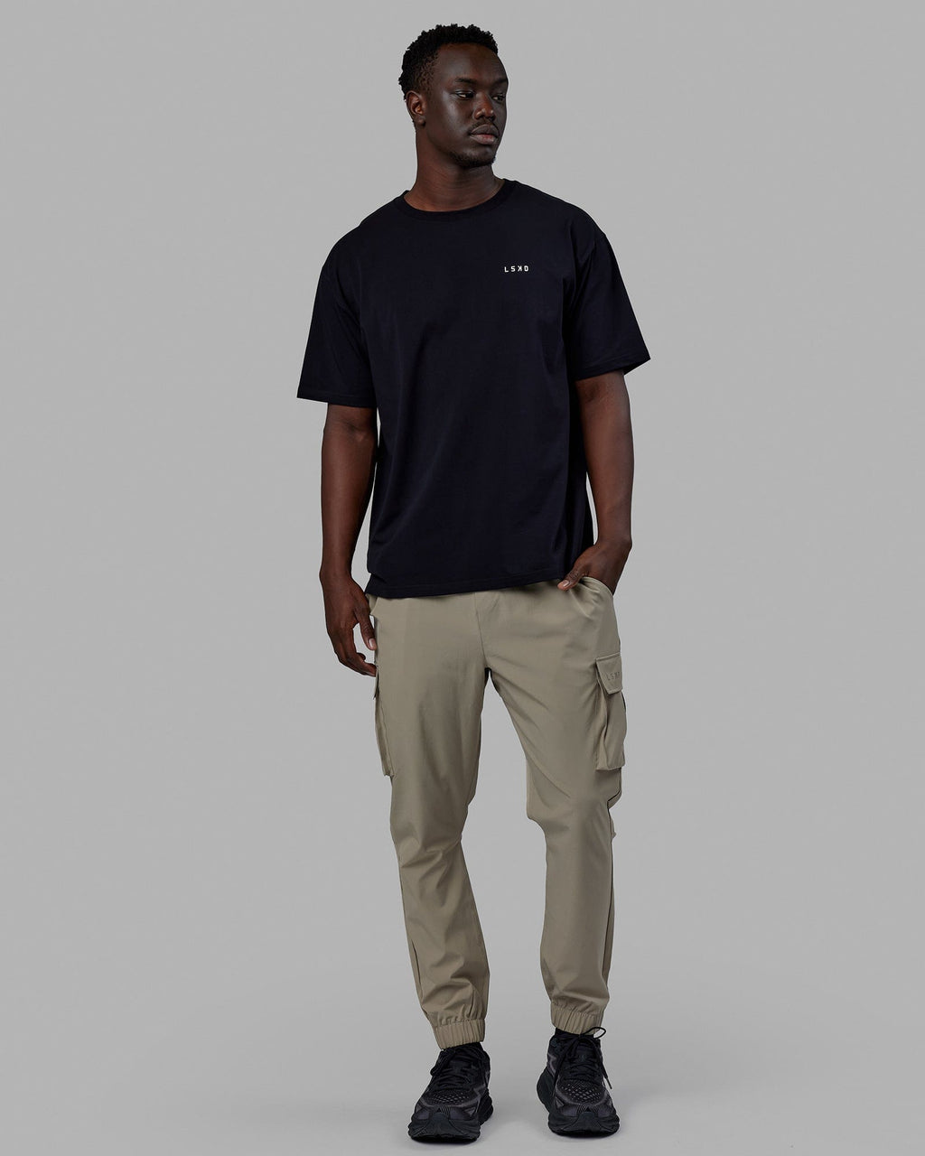 Man wearing Unisex Lift-Up FLXCotton Tee Oversize - Black-White