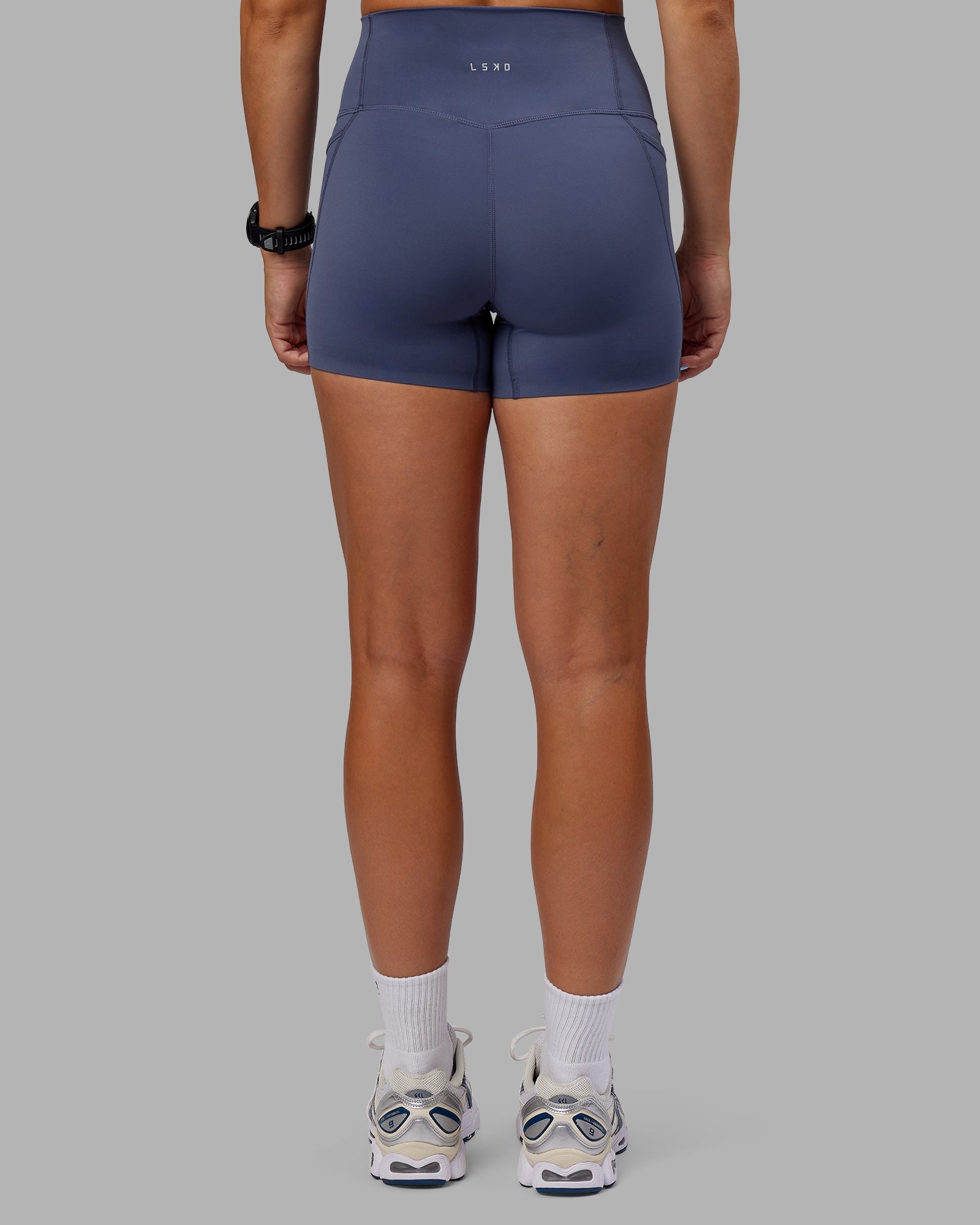 Woman wearing Abs Elixir X-Short Tights With Pockets - Nightshadow Blue