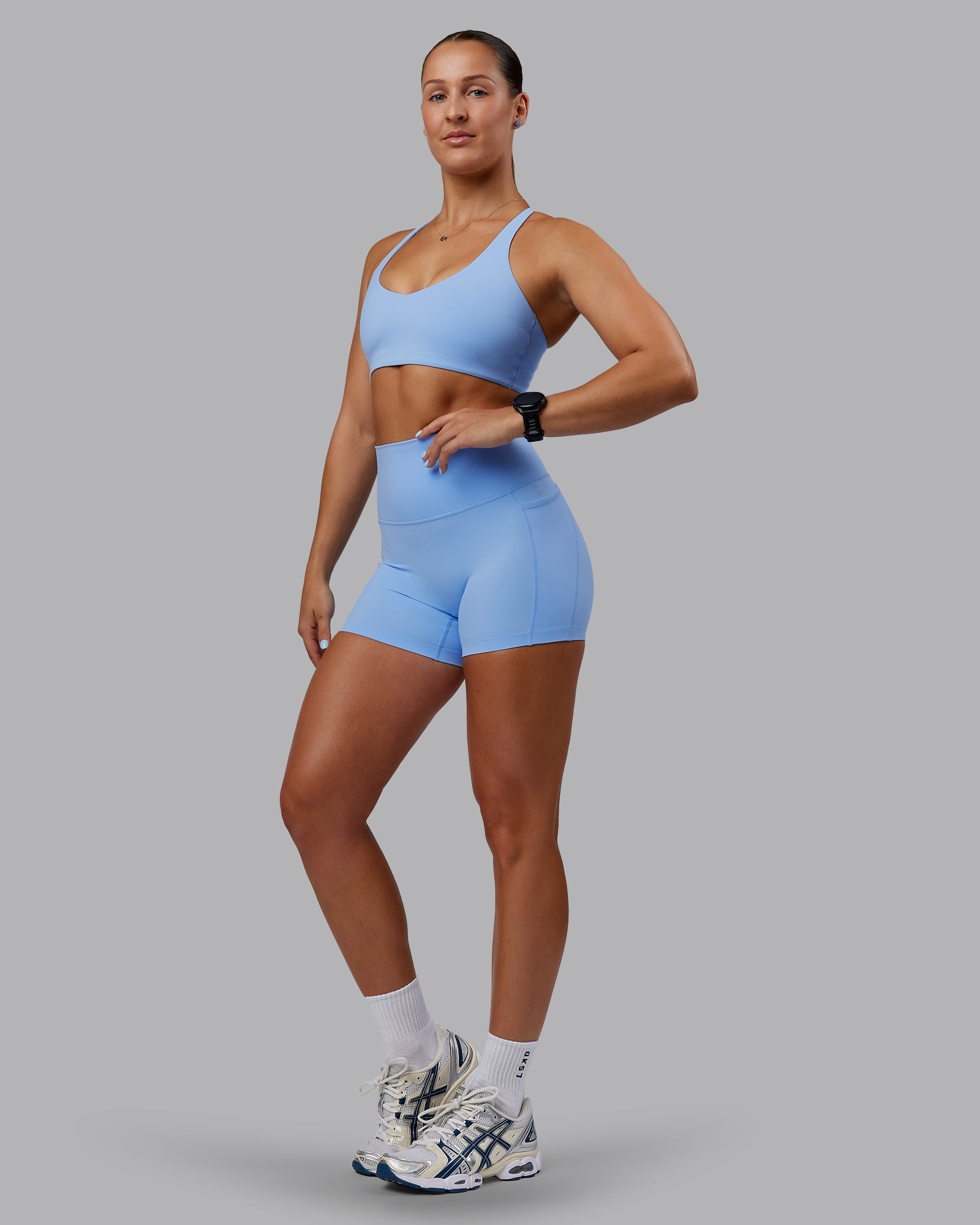 Woman wearing Abs Elixir X-Short Tights With Pockets - Open Air