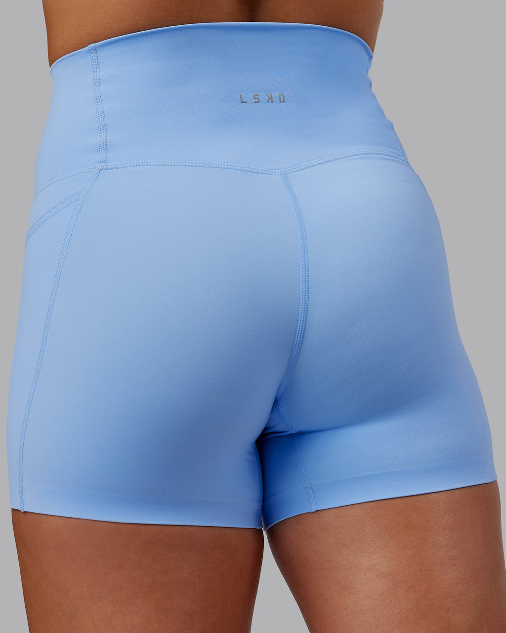 Woman wearing Abs Elixir X-Short Tights With Pockets - Open Air