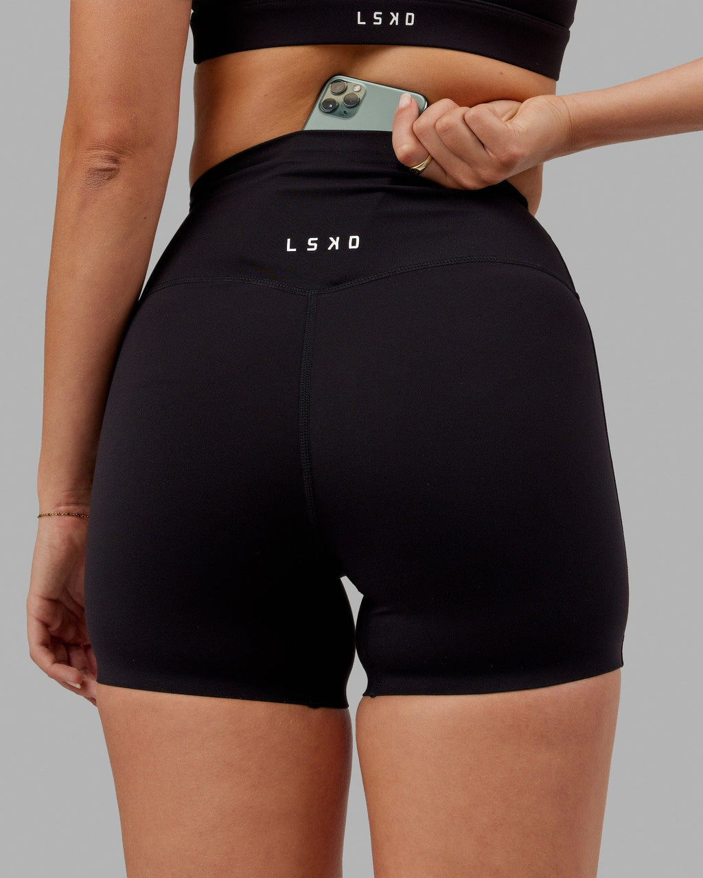 Woman wearing Elixir X-Short Tight - Black