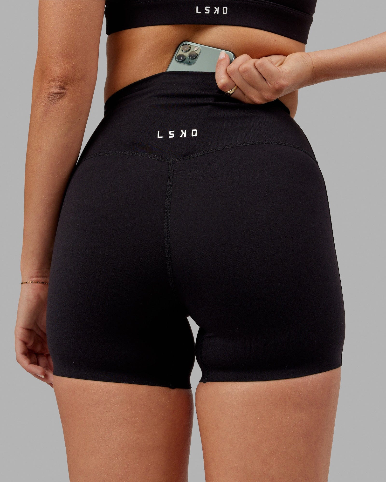 Woman wearing Elixir X-Short Tight - Black