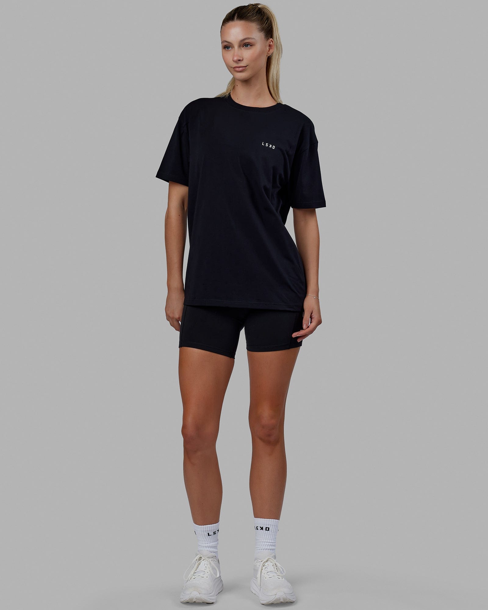 Woman wearing Unisex Lift-Up FLXCotton Tee Oversize - Black-White
