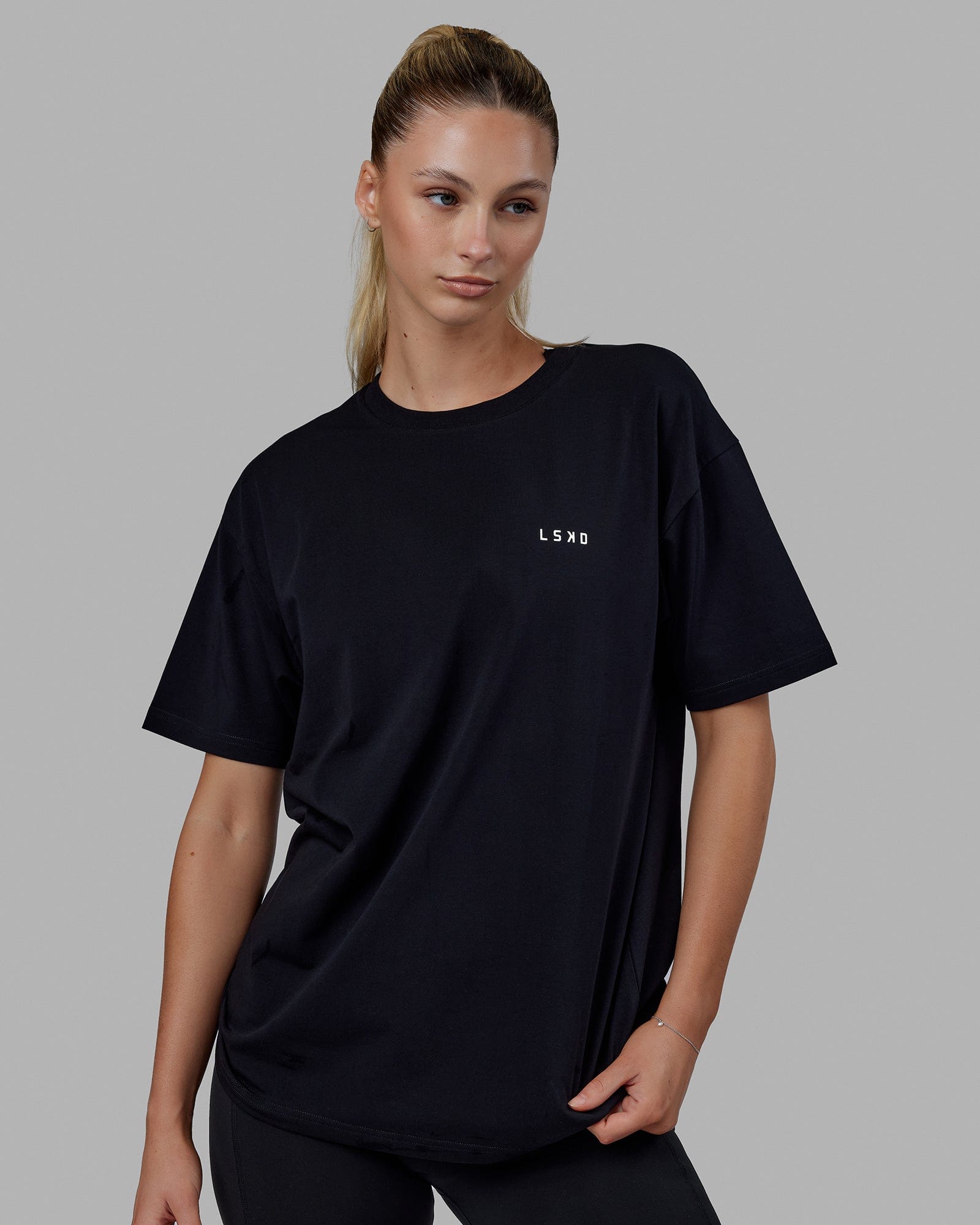 Woman wearing Unisex Lift-Up FLXCotton Tee Oversize - Black-White