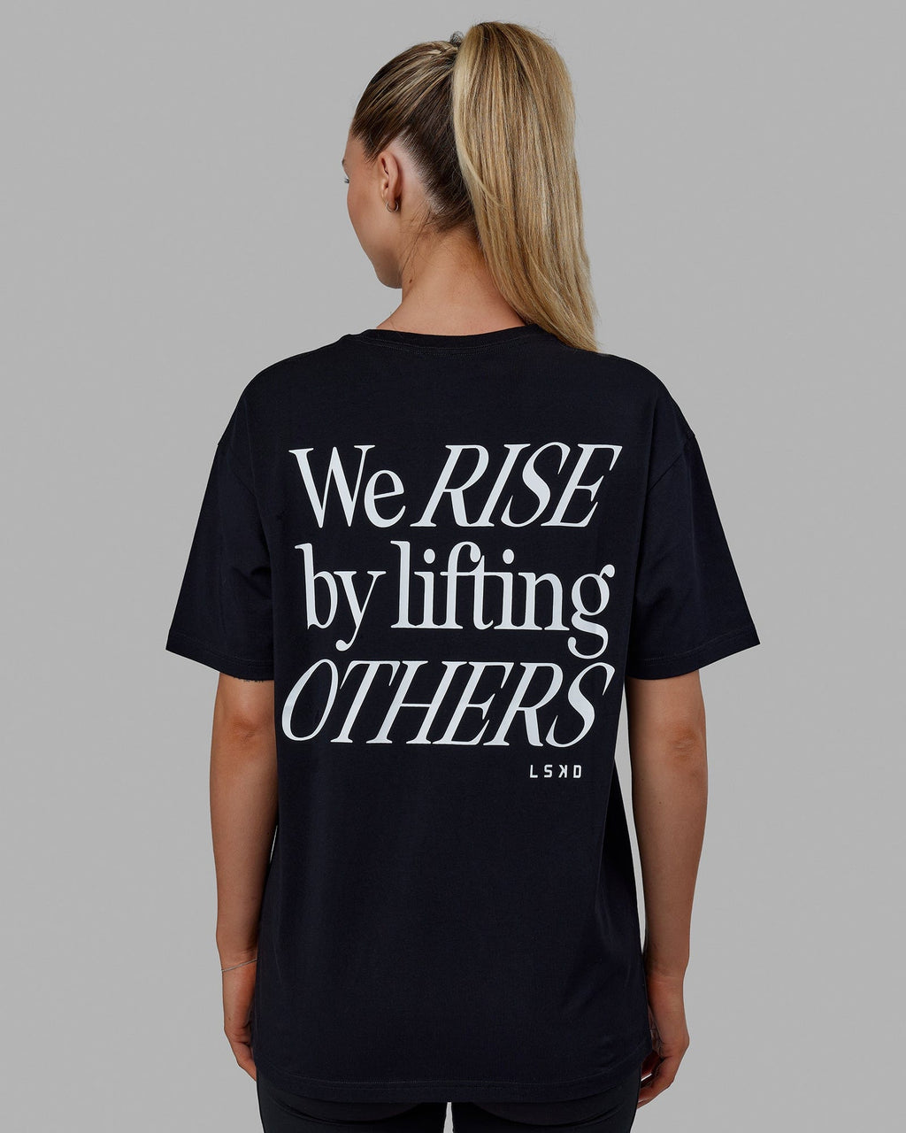 Woman wearing Unisex Lift-Up FLXCotton Tee Oversize - Black-White