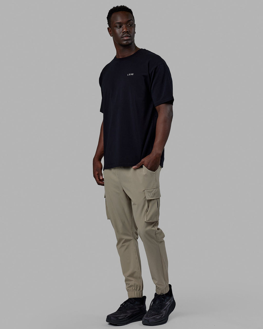 Man wearing Unisex Lift-Up FLXCotton Tee Oversize - Black-White