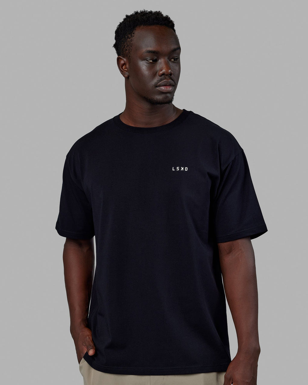 Man wearing Unisex Lift-Up FLXCotton Tee Oversize - Black-White
