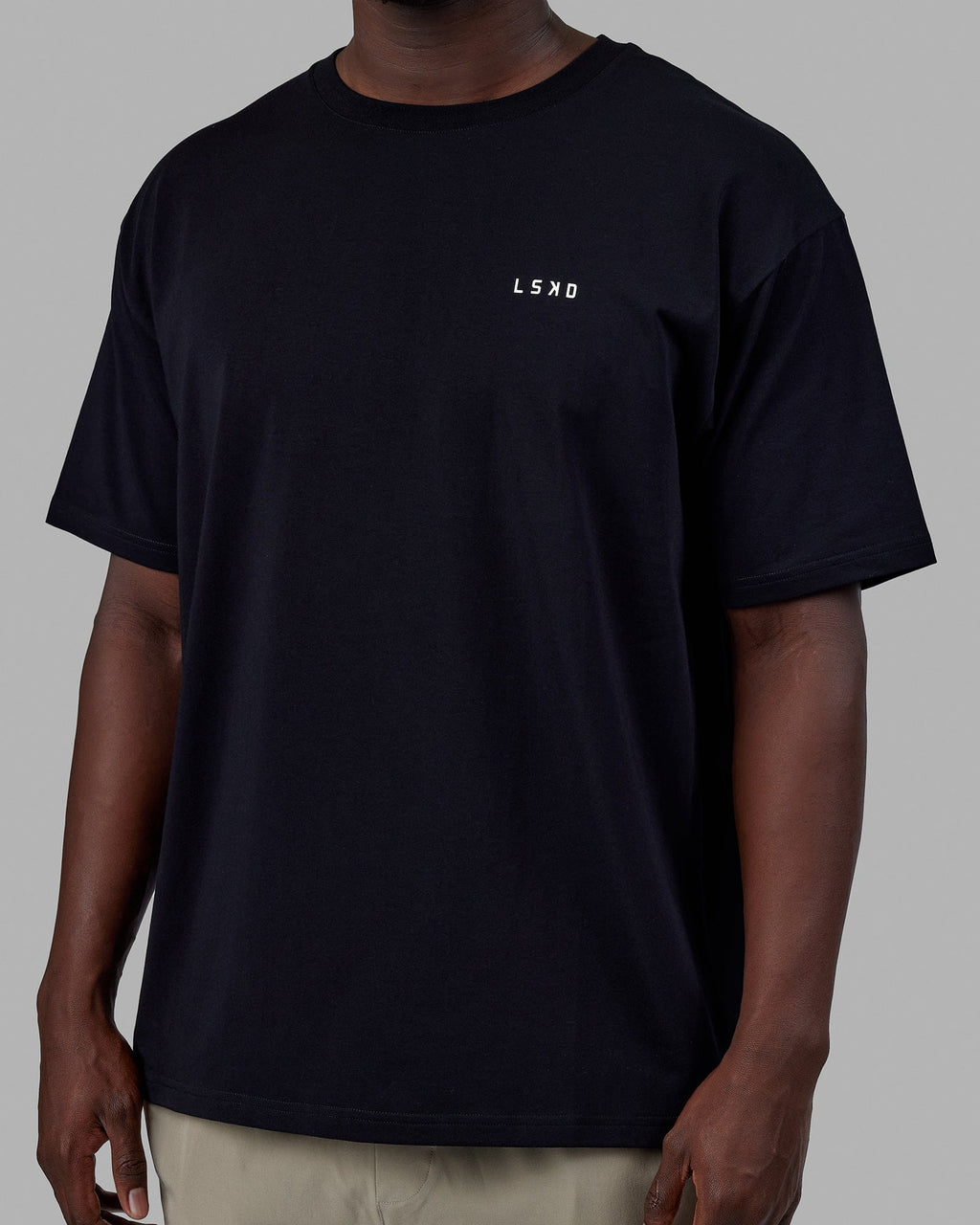 Man wearing Unisex Lift-Up FLXCotton Tee Oversize - Black-White