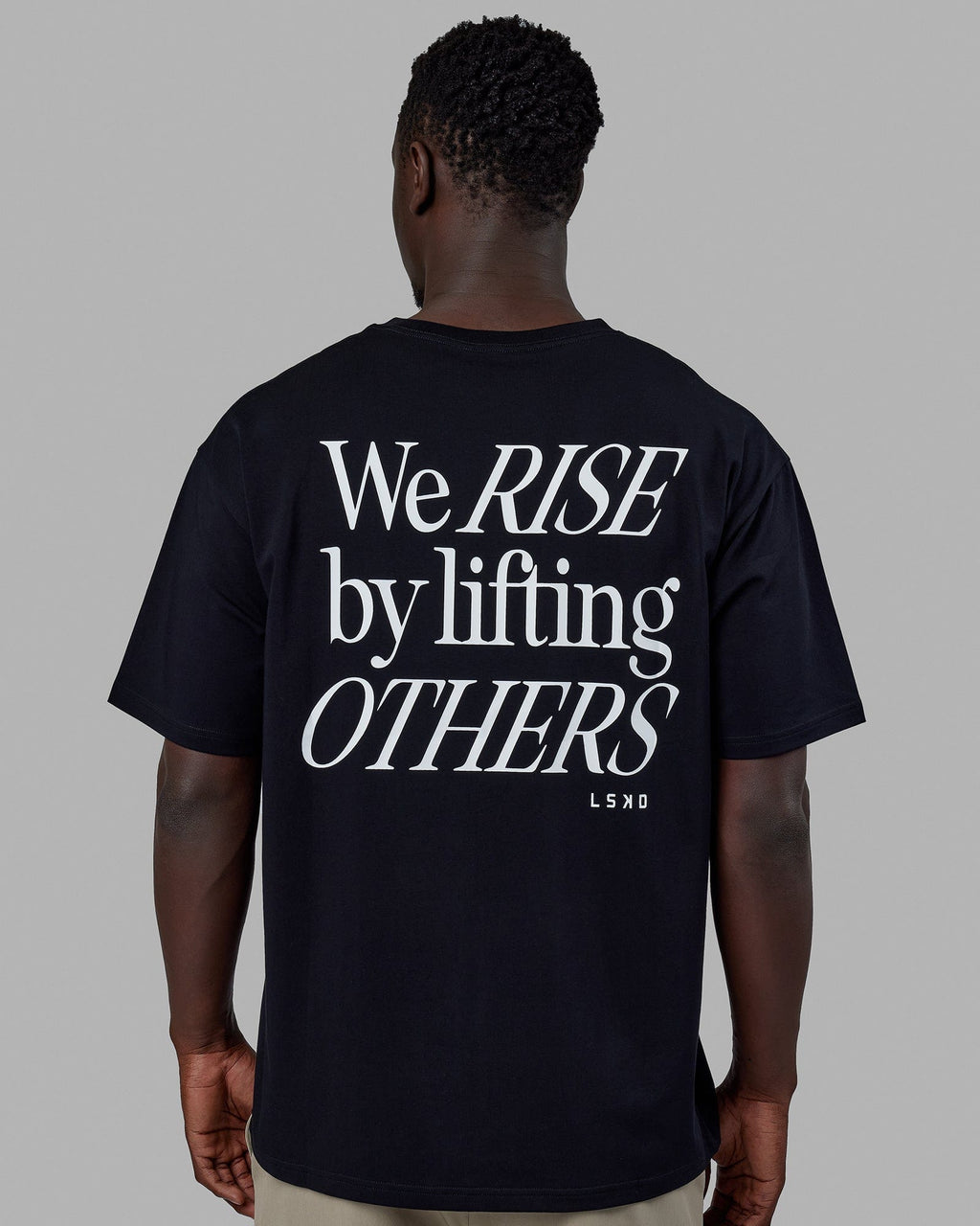 Man wearing Unisex Lift-Up FLXCotton Tee Oversize - Black-White