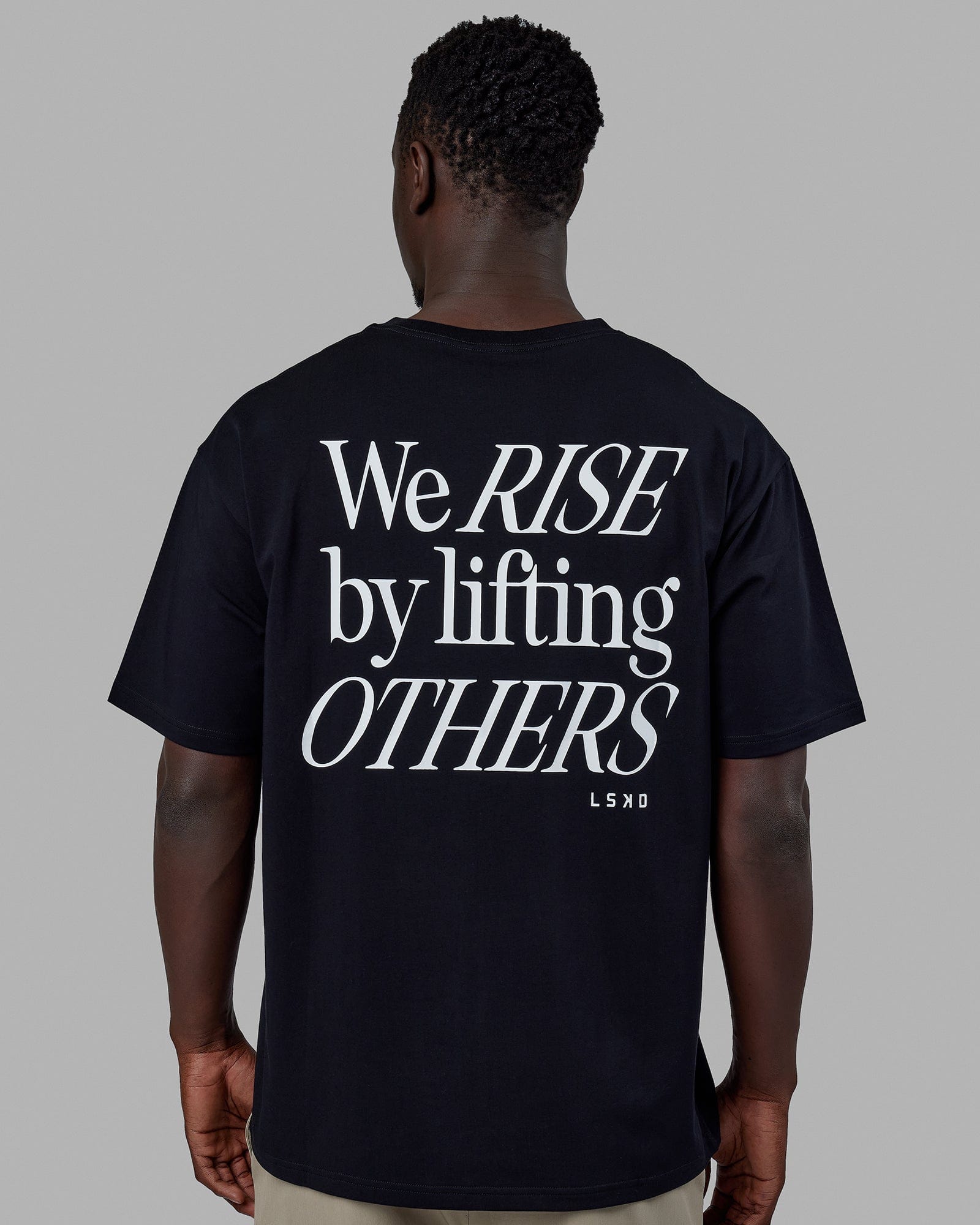 Man wearing Unisex Lift-Up FLXCotton Tee Oversize - Black-White