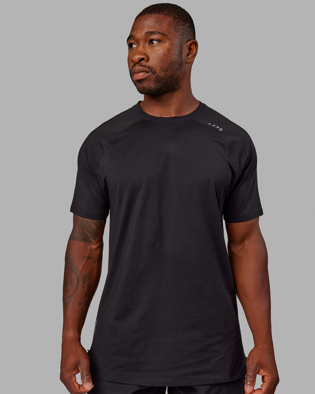 Man wearing Perform VapourFLX Tee - Black-Reflective