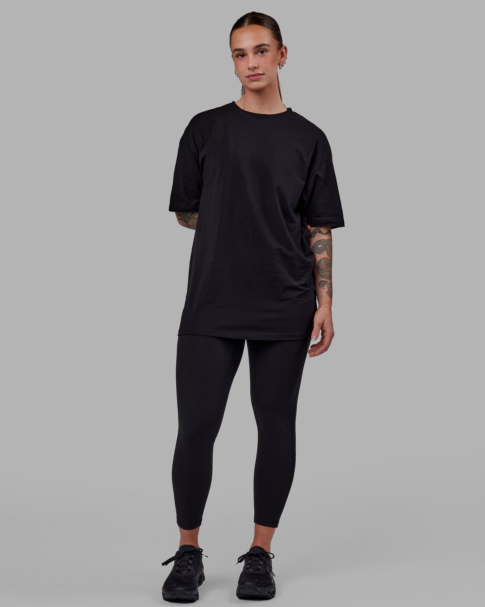 Woman wearing Unisex Love The Run FLXCotton Tee Oversize - Black-White