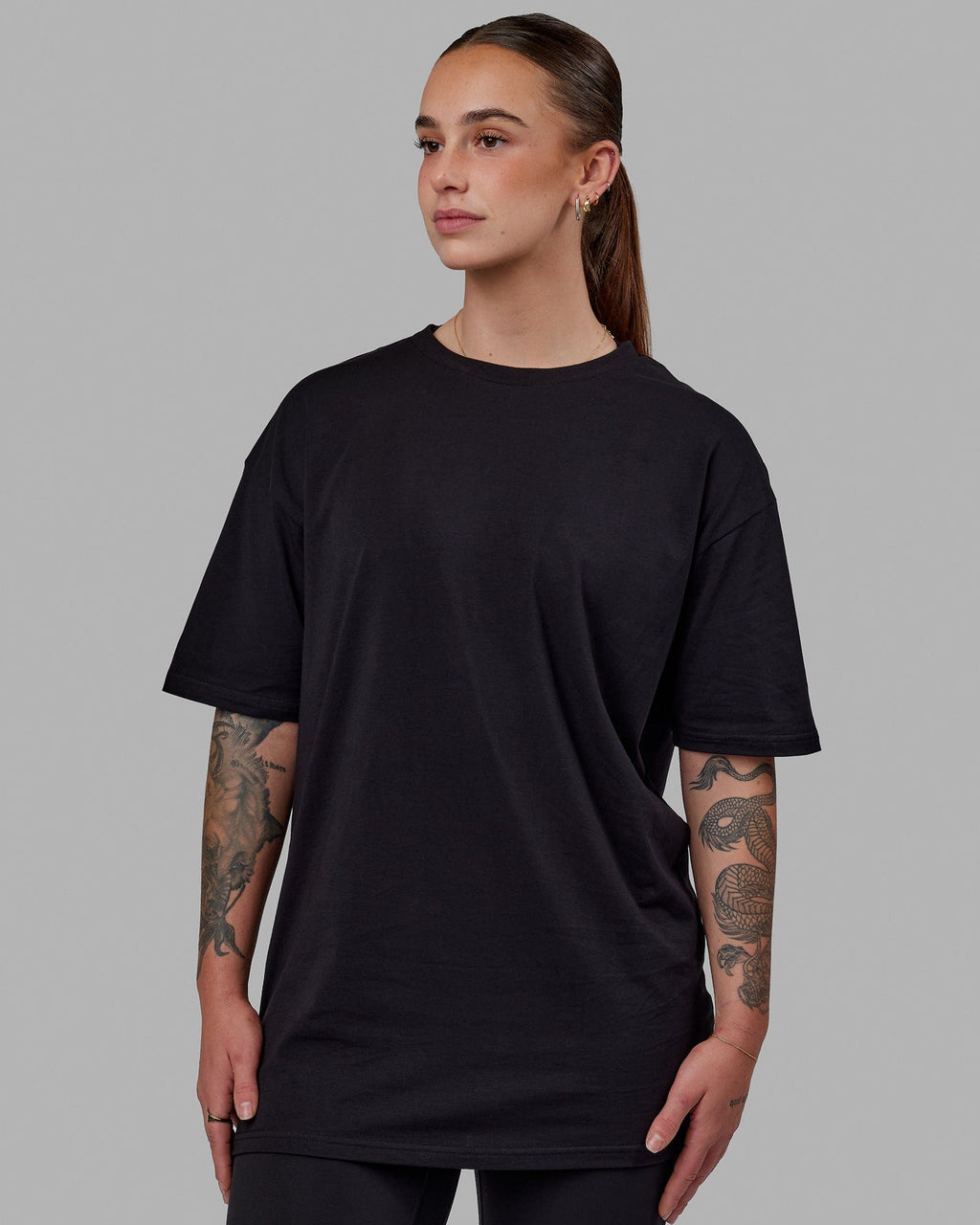Woman wearing Unisex Love The Run FLXCotton Tee Oversize - Black-White