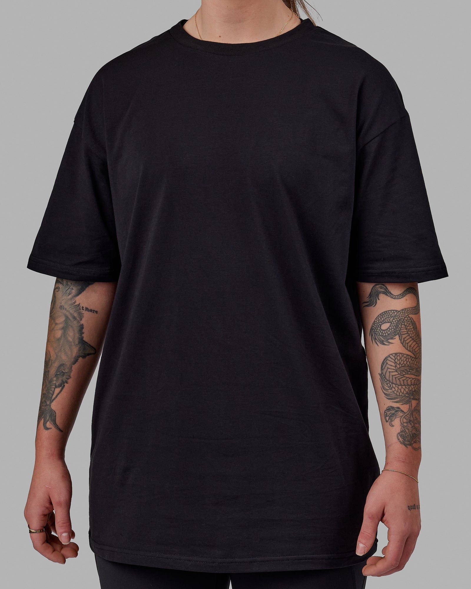 Woman wearing Unisex Love The Run FLXCotton Tee Oversize - Black-White