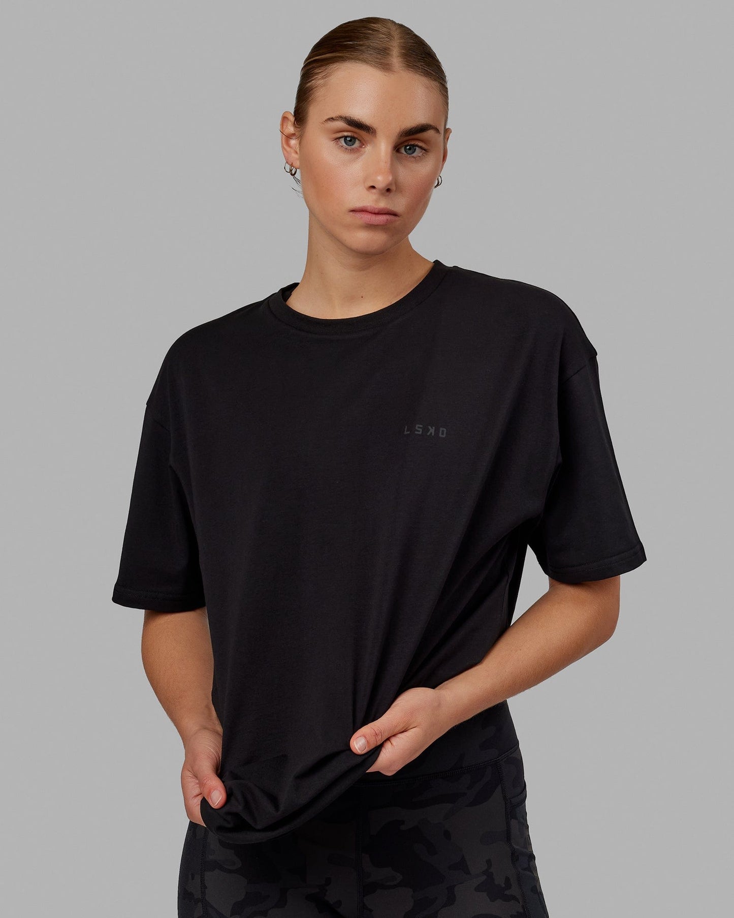 Woman wearing Unisex VS5 FLXCotton Tee Oversize - Black-Black