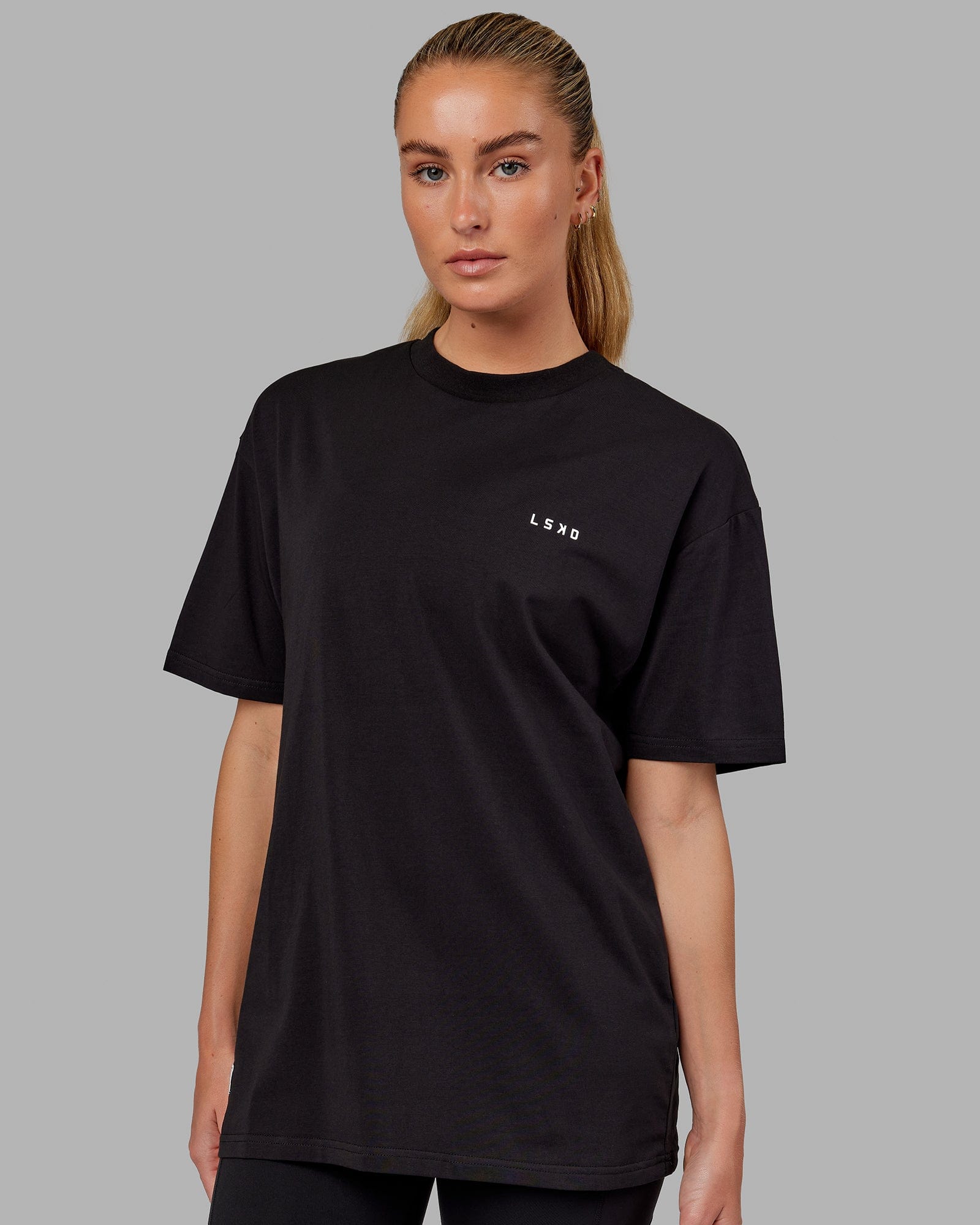 Woman wearing Unisex VS5 FLXCotton Tee Oversize - Black-White