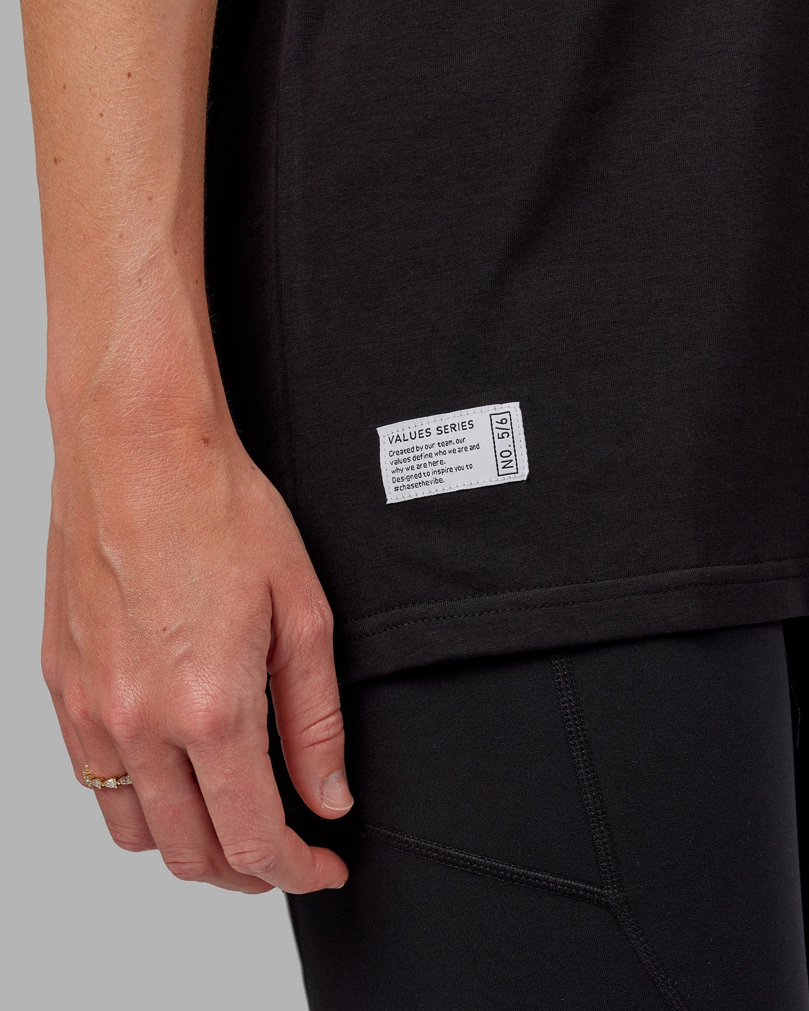 Woman wearing Unisex VS5 FLXCotton Tee Oversize - Black-White