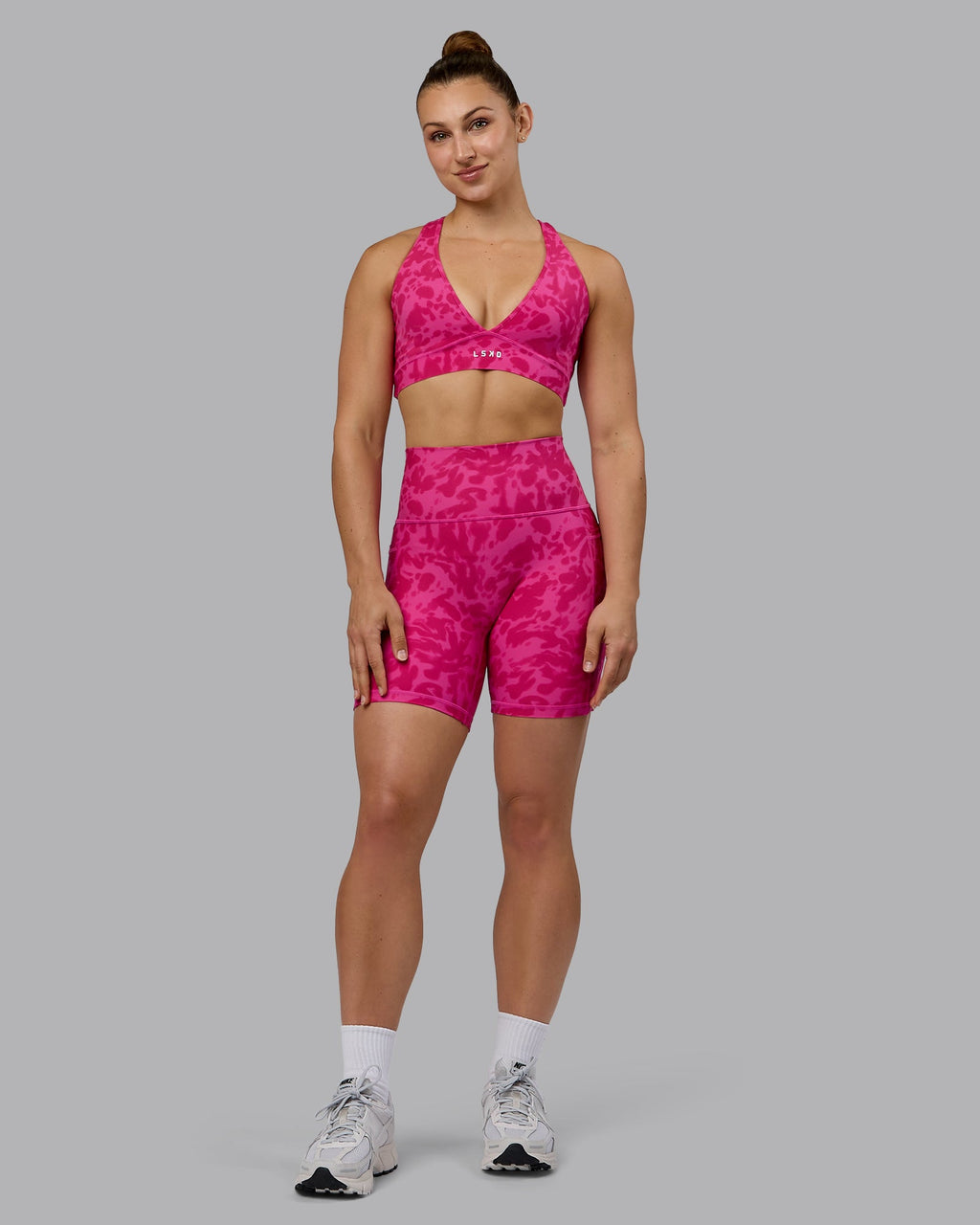 Woman wearing Fusion Mid Short Tights - Strawberry-Lava Lamp