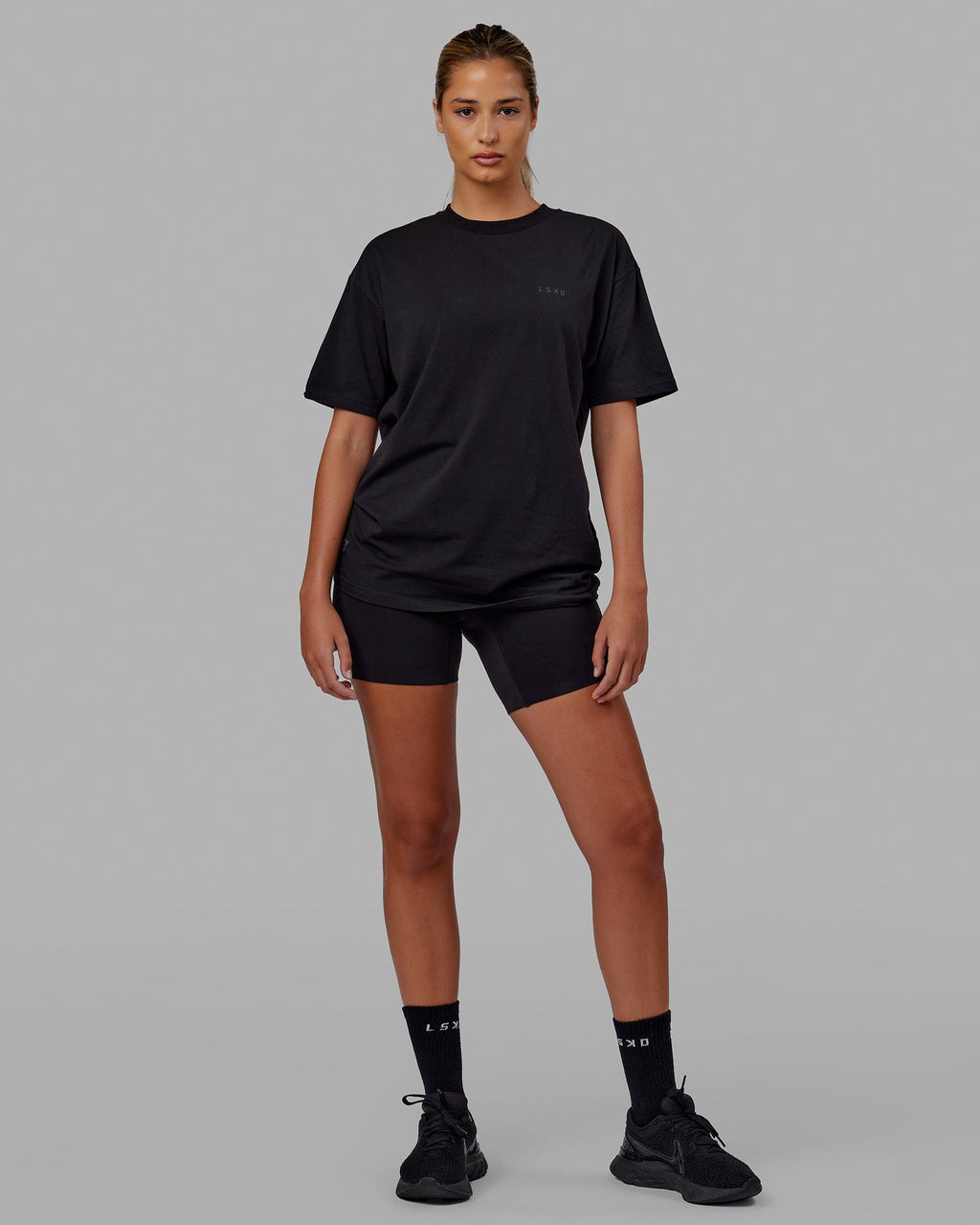 Woman wearing Unisex VS6 FLXCotton Tee Oversize - Triple Black