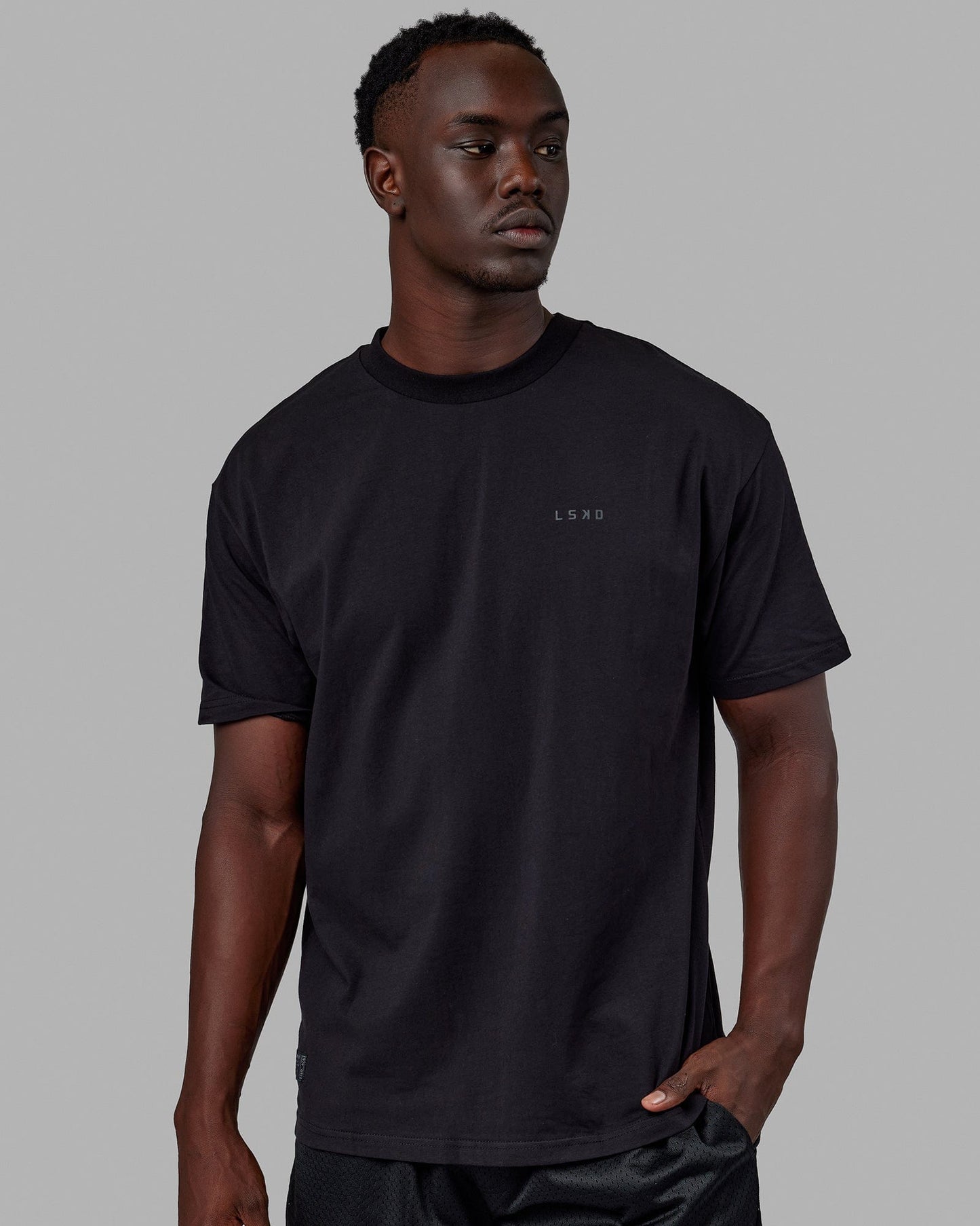 Man wearing Unisex VS6 FLXCotton Tee Oversize - Triple Black