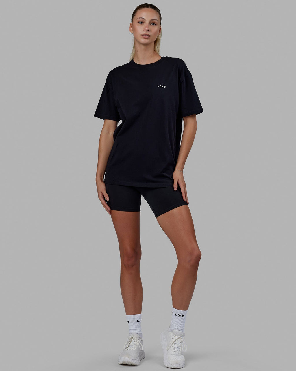 Woman wearing Unisex Lift-Up FLXCotton Tee Oversize - Black-White